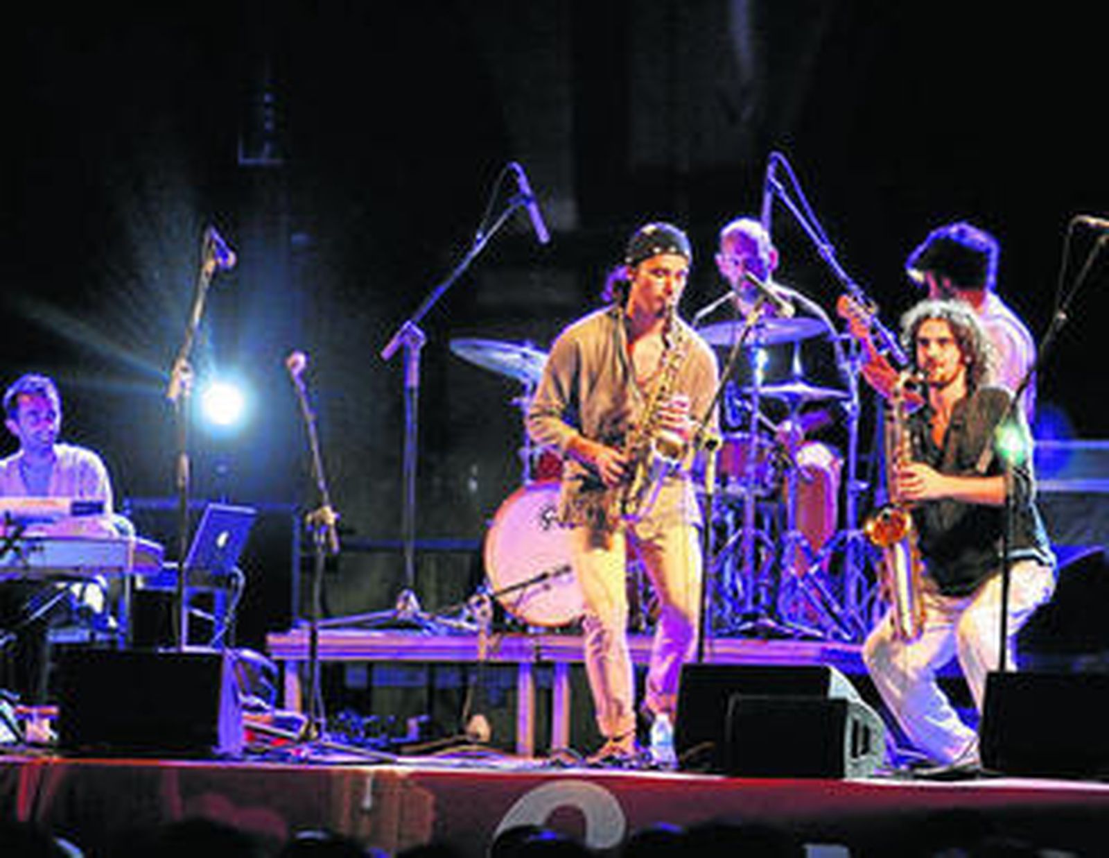 La formación Gabacho Maroconnection llevó el ritmo y la magia a la Plaza Vieja.