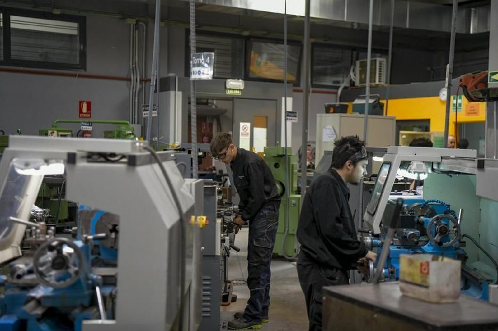 Alumnos en los talleres del Virgen de las Nieves.