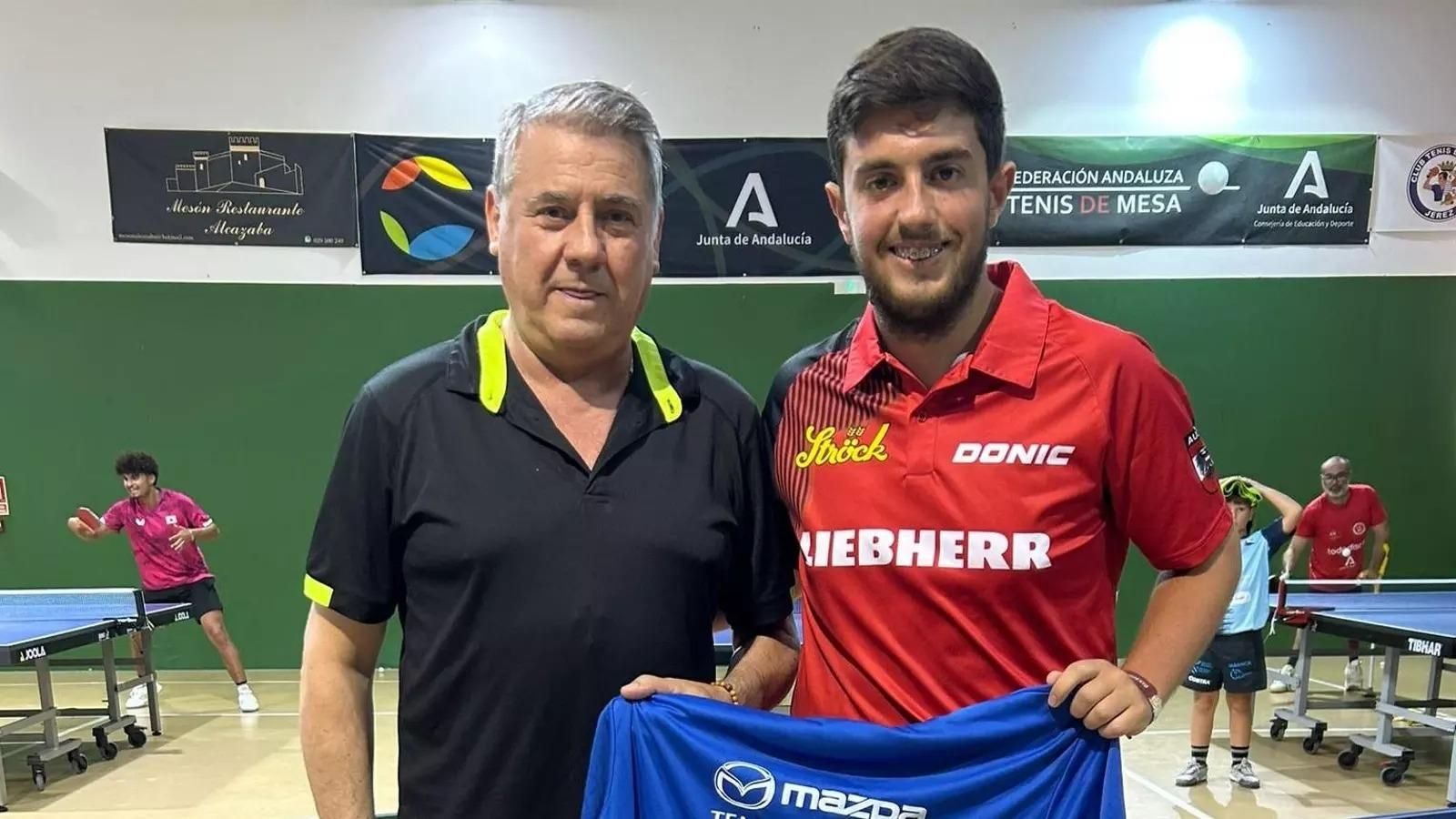 Sebastián Guerrero, presidente del CTM Jerez, junto al jugador lebrijano Gabriel Cabezas.