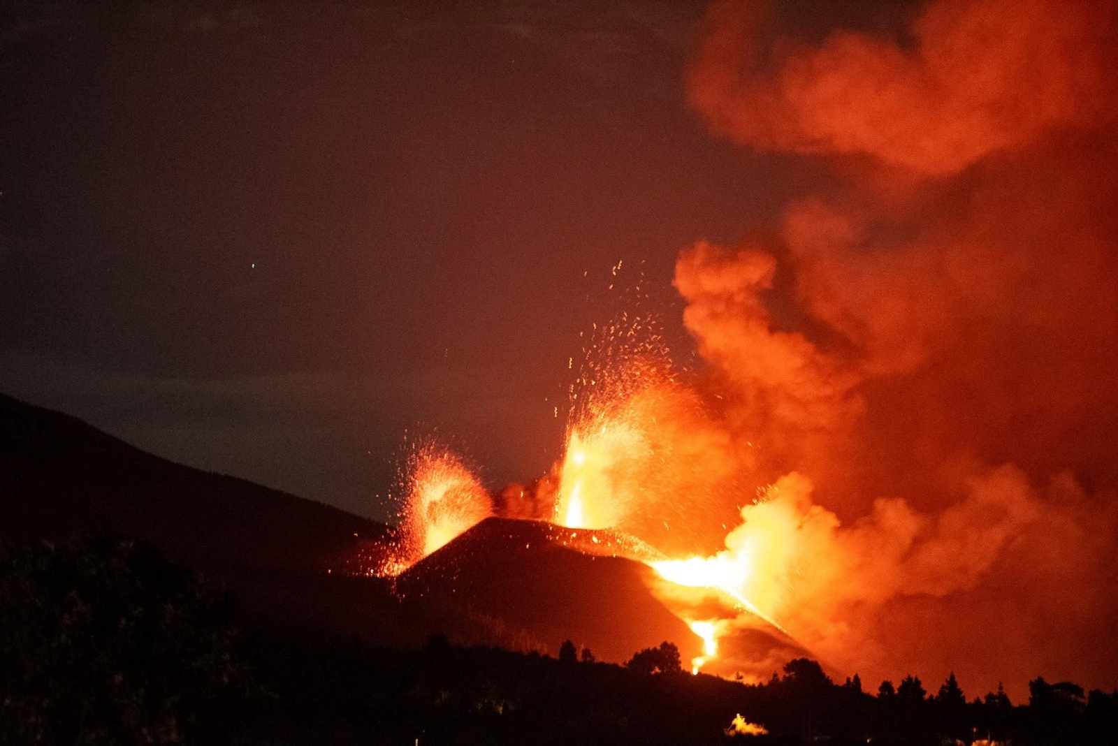 El volcán de La Palma, un mes después del inicio de la erupción.