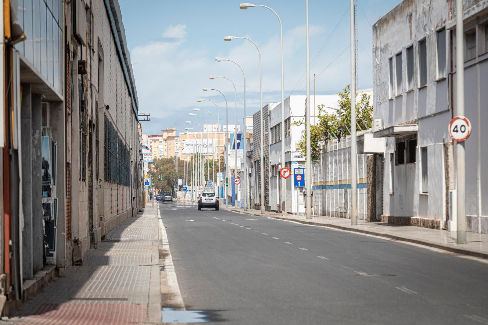 Negocios cerrados en la Zona Franca de Cádiz.