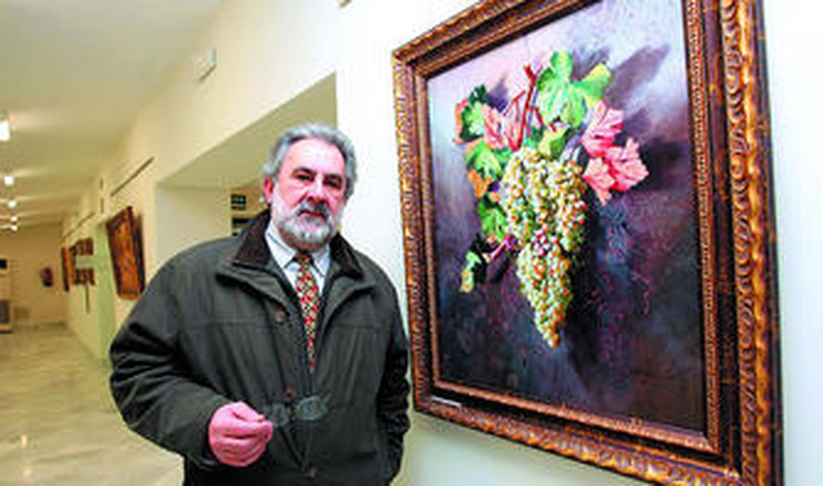Rodrigo Báez posa con algunas de sus obras en la sala de exposición de la Fundación 'Teresa Rivero', ayer.