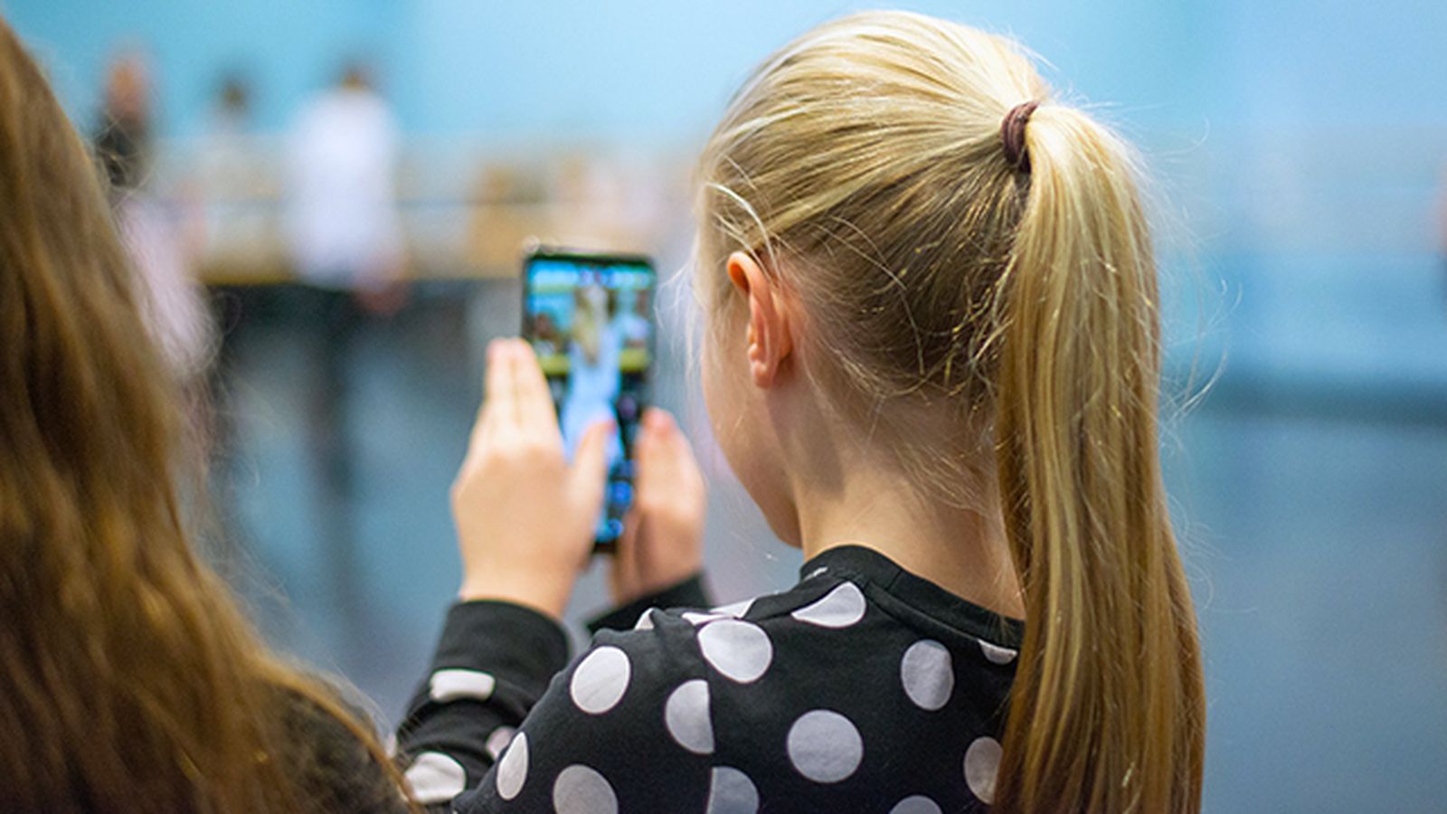 Menor de edad usando redes sociales a través de un Smartphone.