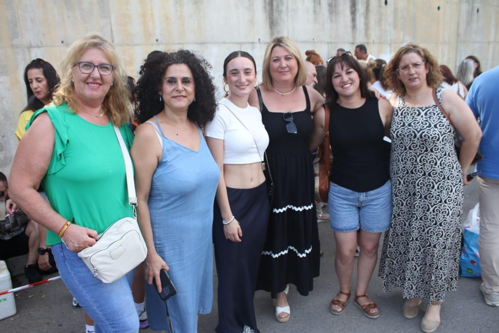 Búscate en el concierto solidario al que acudieron 10.000 personas en Ubrique