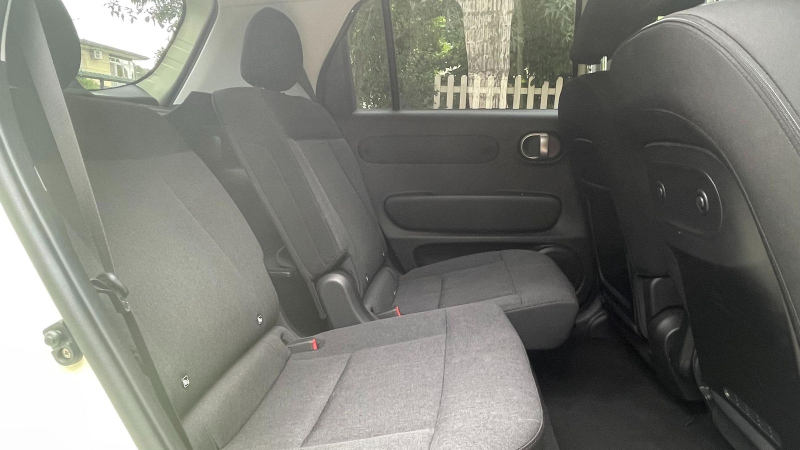 Jugando con inclinaciones y deslizamientos de los asientos se puede sacar un sorprendente provecho a cada centímetro disponible.