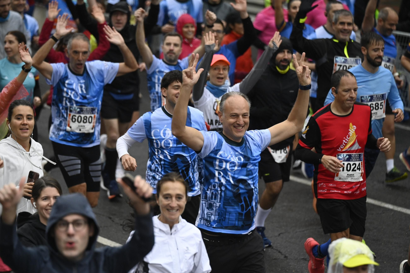 Las mejores fotos de la espectacular salida de la Media Maratón de Córdoba 2025