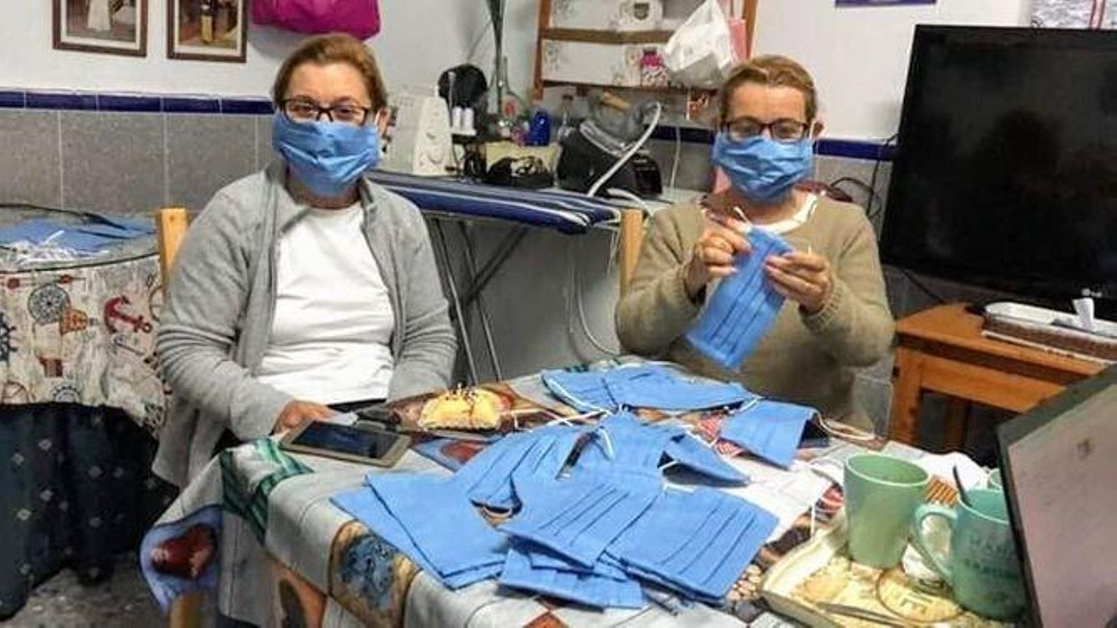 Vecinas de La Algaida en Sanlúcar confeccionando mascarillas. Vecinas de La Algaida en Sanlúcar confeccionando mascarillas.