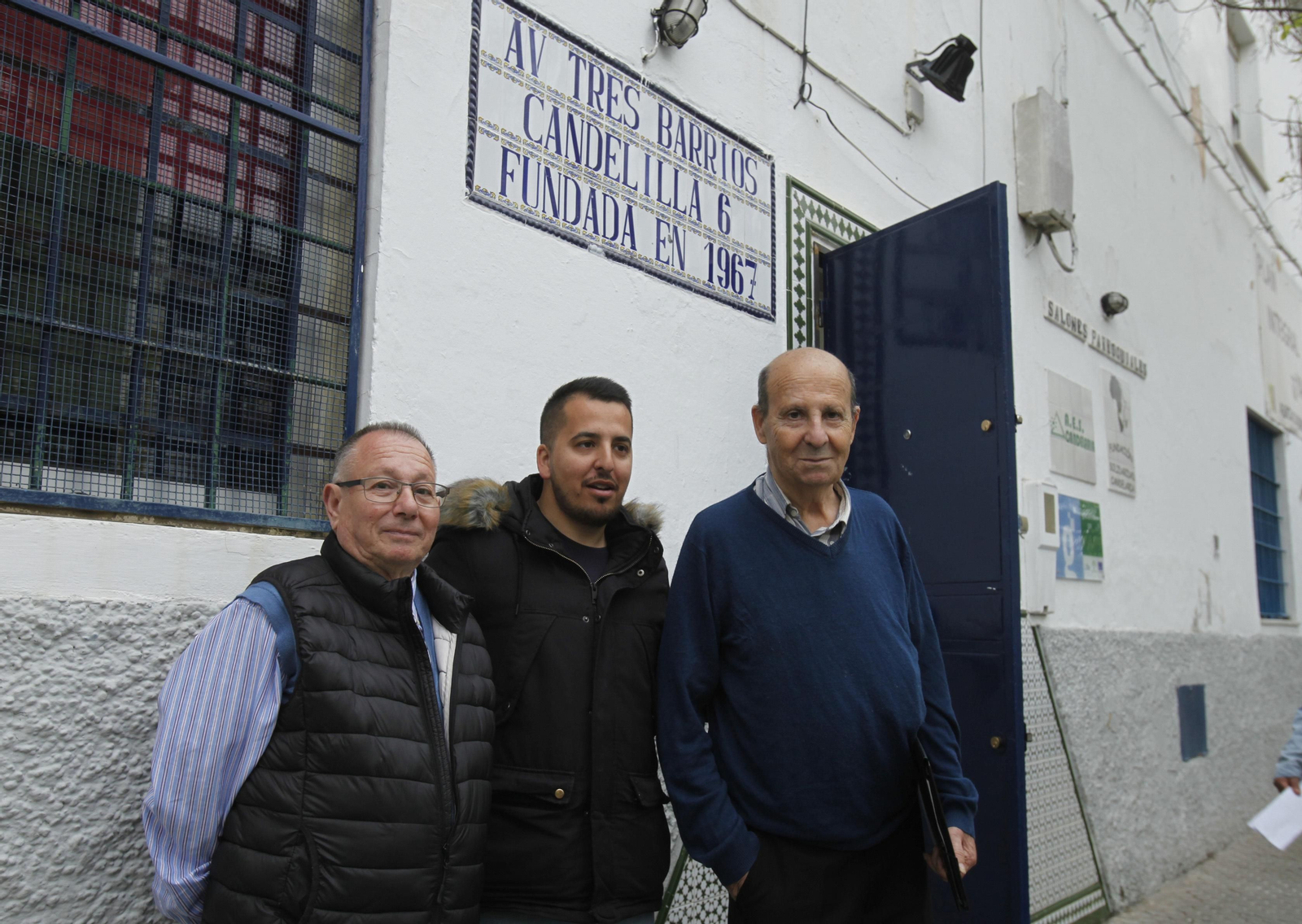 Salvador Muñiz, Rafael Pertegal hijo y Rafael Pertegal padre, en la puerta de la asociación de Tres Barrios