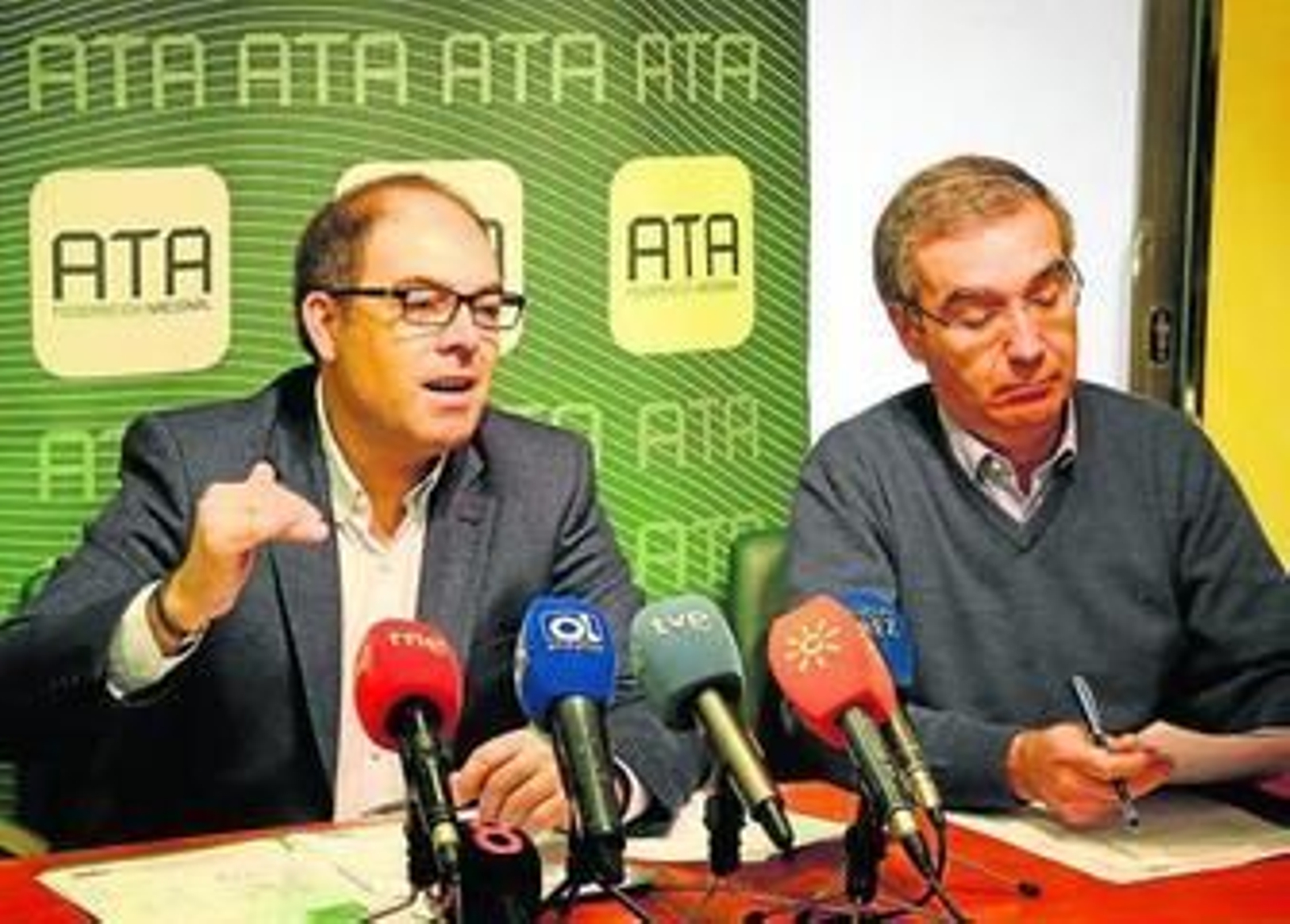 Imagen de la rueda de prensa ofrecida por el presidente de ATA, Lorenzo Amor, ayer.