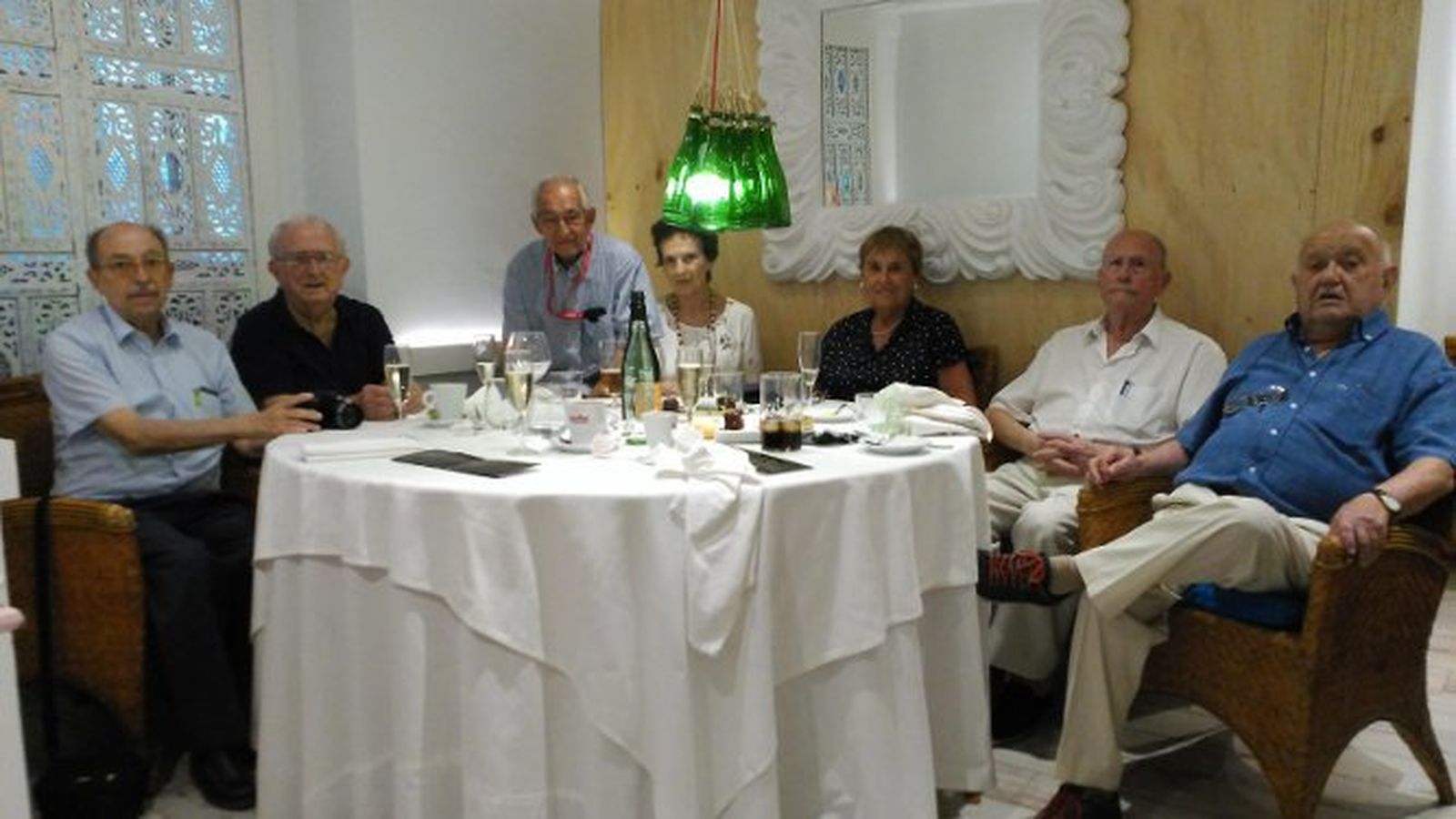 Domingo Espejo, Ricardo Laínez, Fernando Vázquez Maure, Rogelio Hernández y su mujer, junto a la viuda de Carrillo y José Höhr, durante el almuerzo  celebrado en el restaurante El Balandro.
