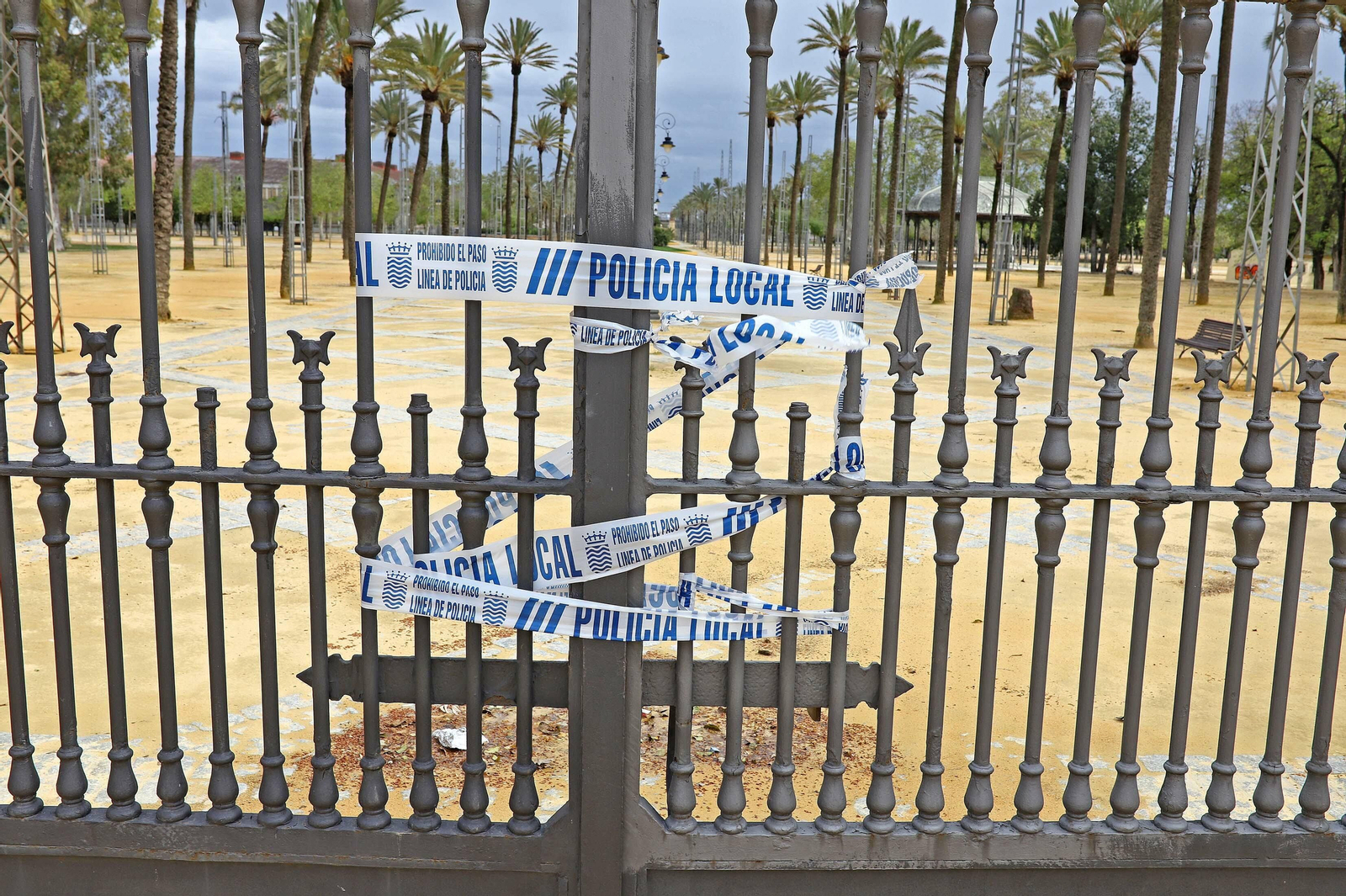 El parque González Hontoria, cerrado, en una imagen tomada ayer en la que se pueden ver aún los postes de luz para la Feria.