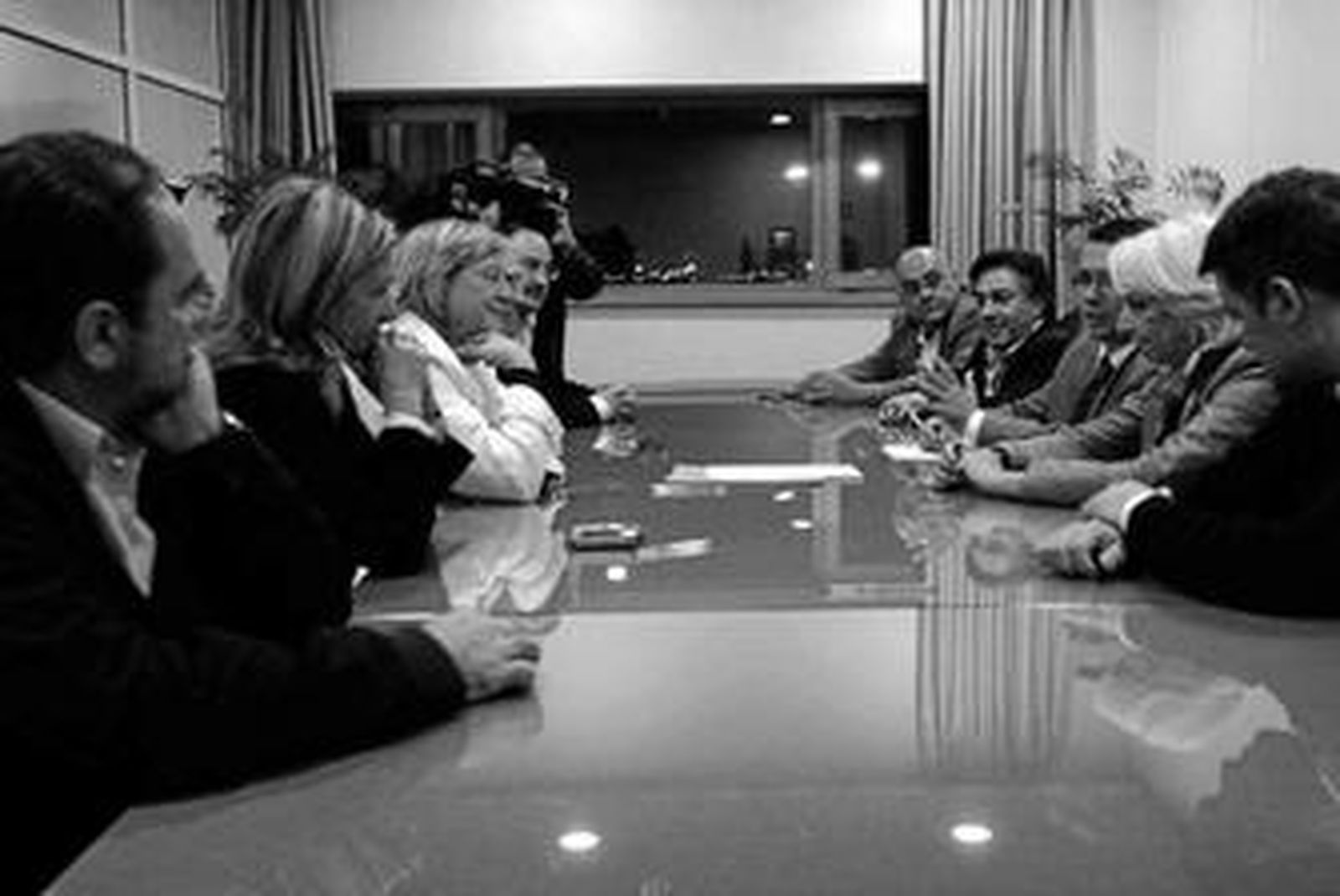 Teófila Martínez, a la derecha, durante la reunión con los concejales del equipo de gobierno.