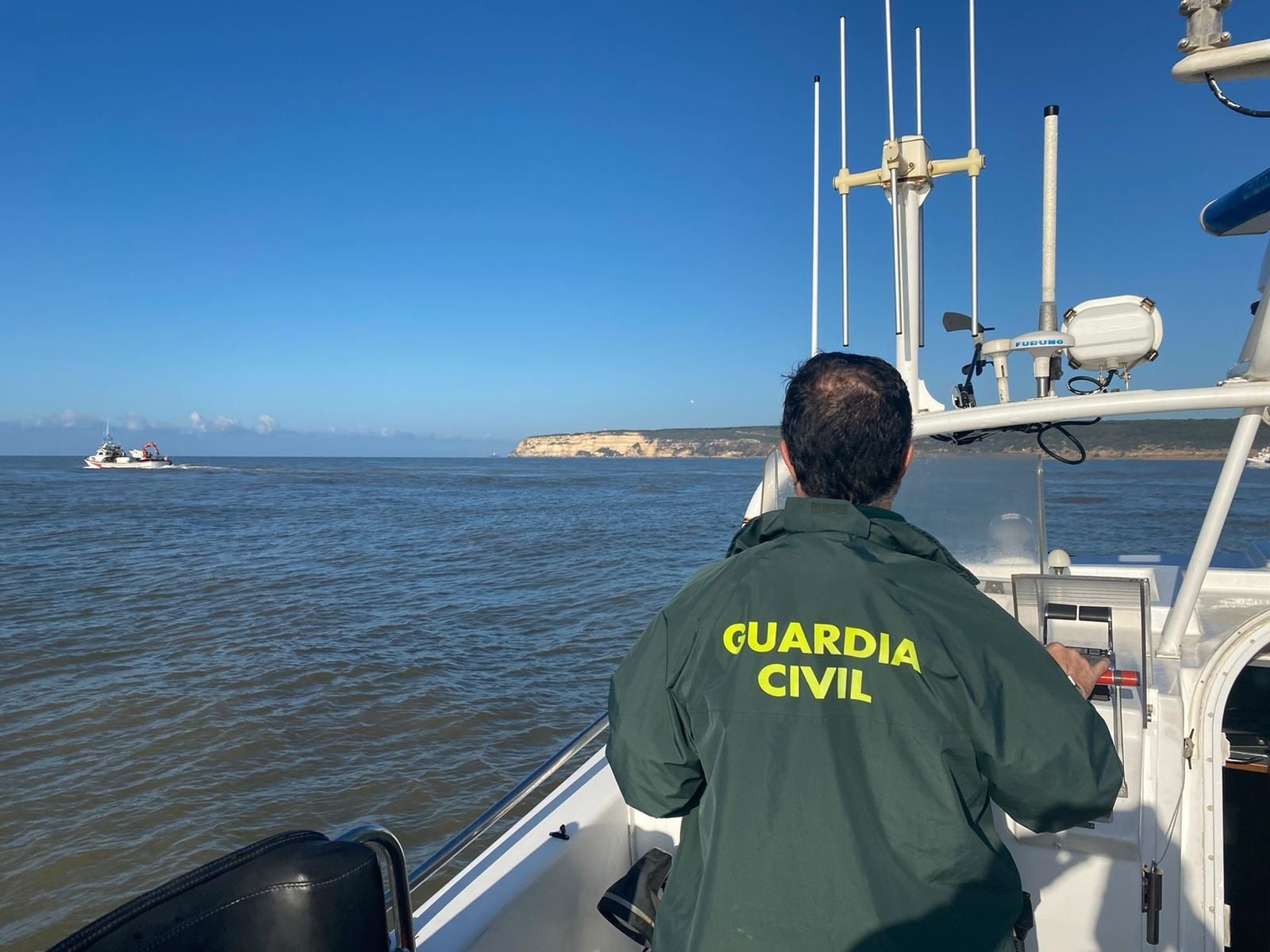 Un guardia civil en una embarcación del cuerpo (fotografía de archivo)