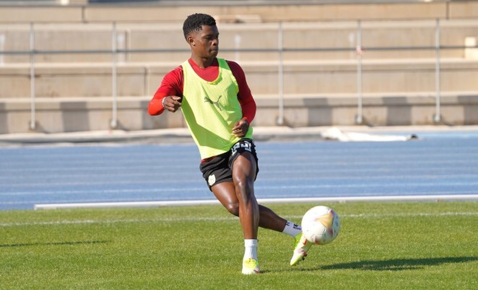 Ramazani controla un balón en el anexo