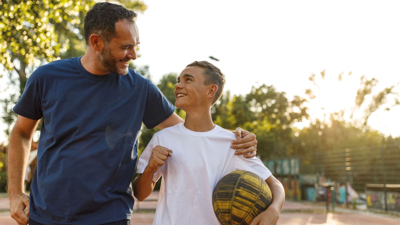 Un padre con su hijo.