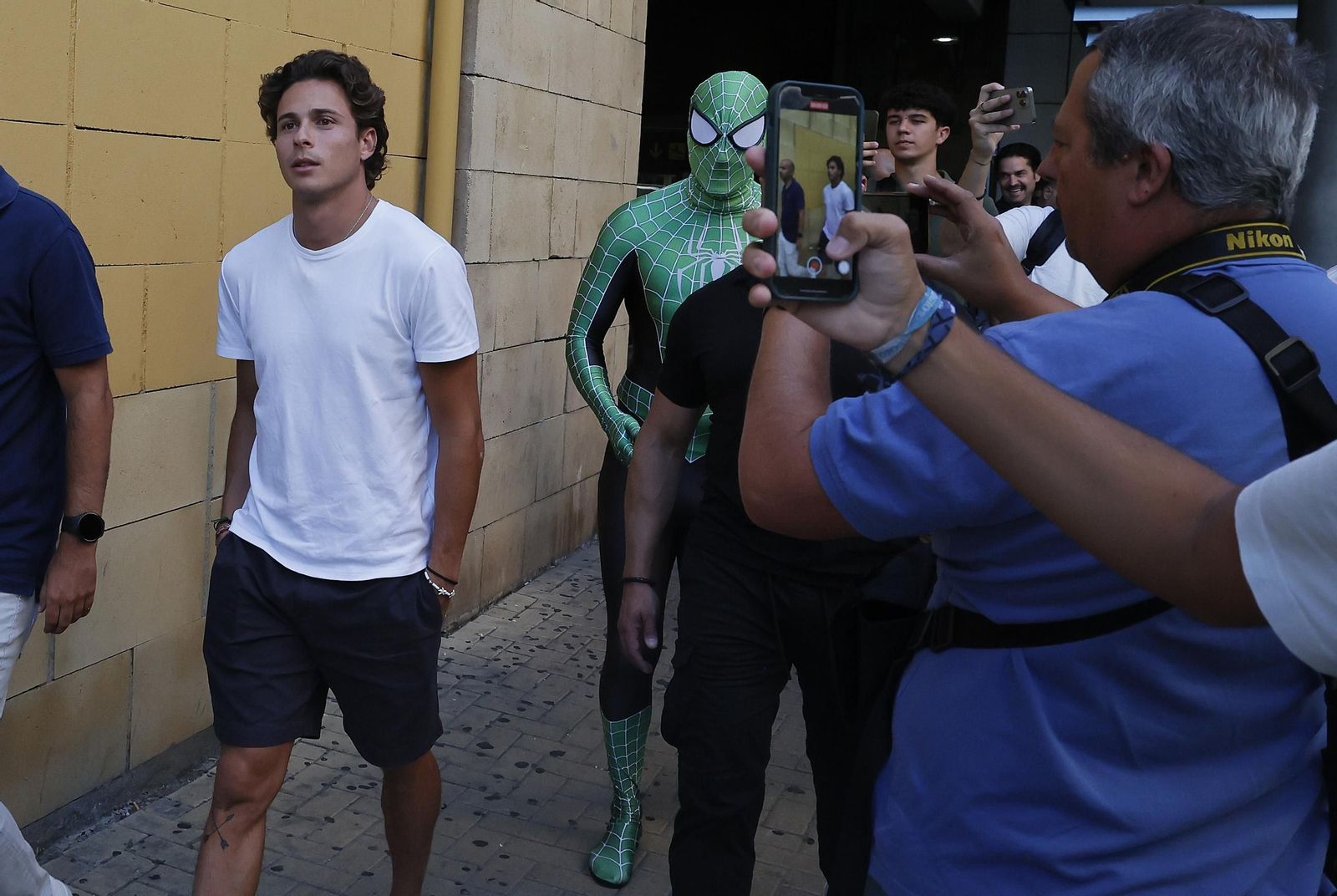 Las Imágenes de la llegada de Rodrigo Riquelme a Sevilla