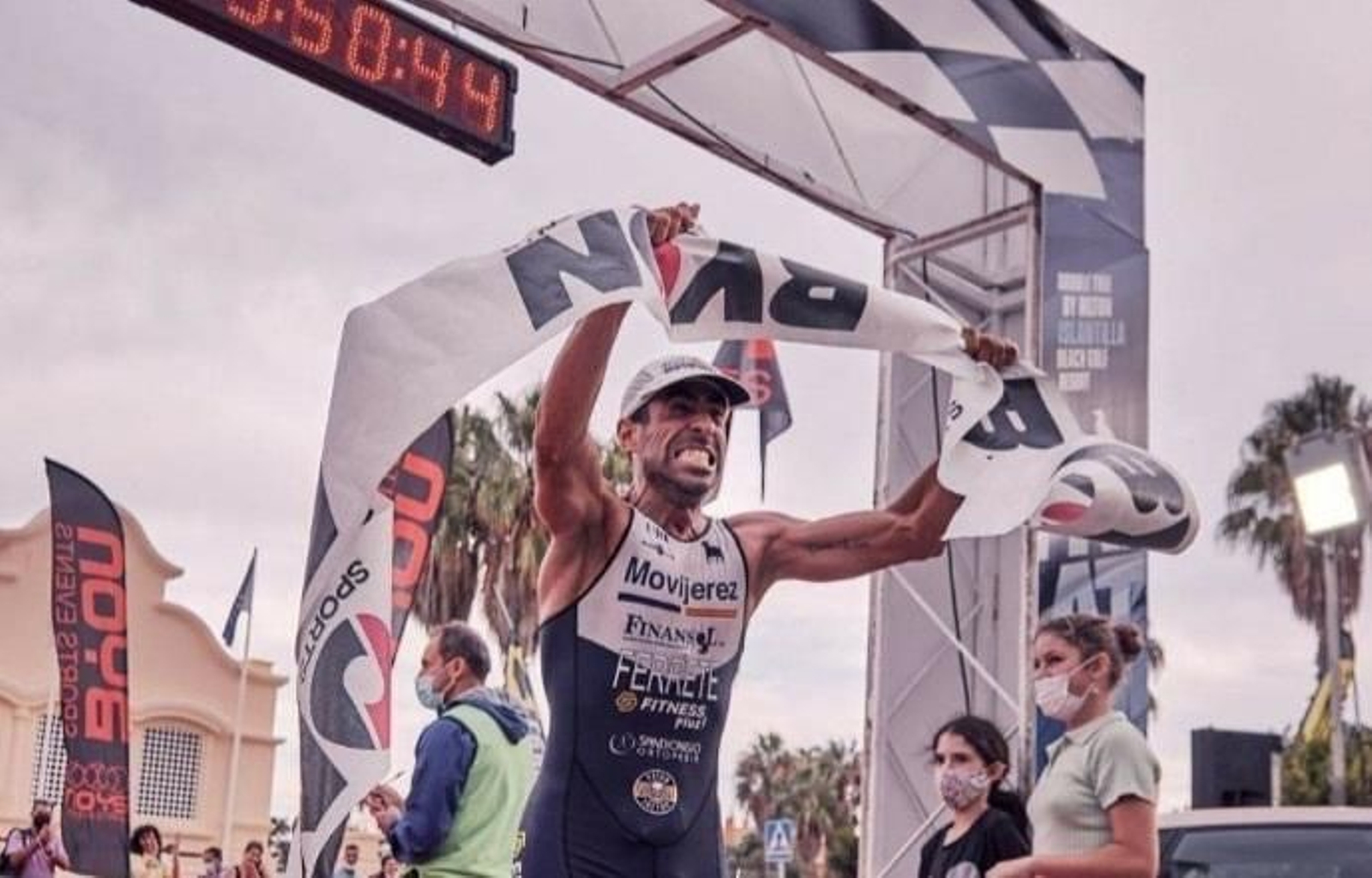 Guille Ferrete celebra con rabia su triunfo en Islantilla.