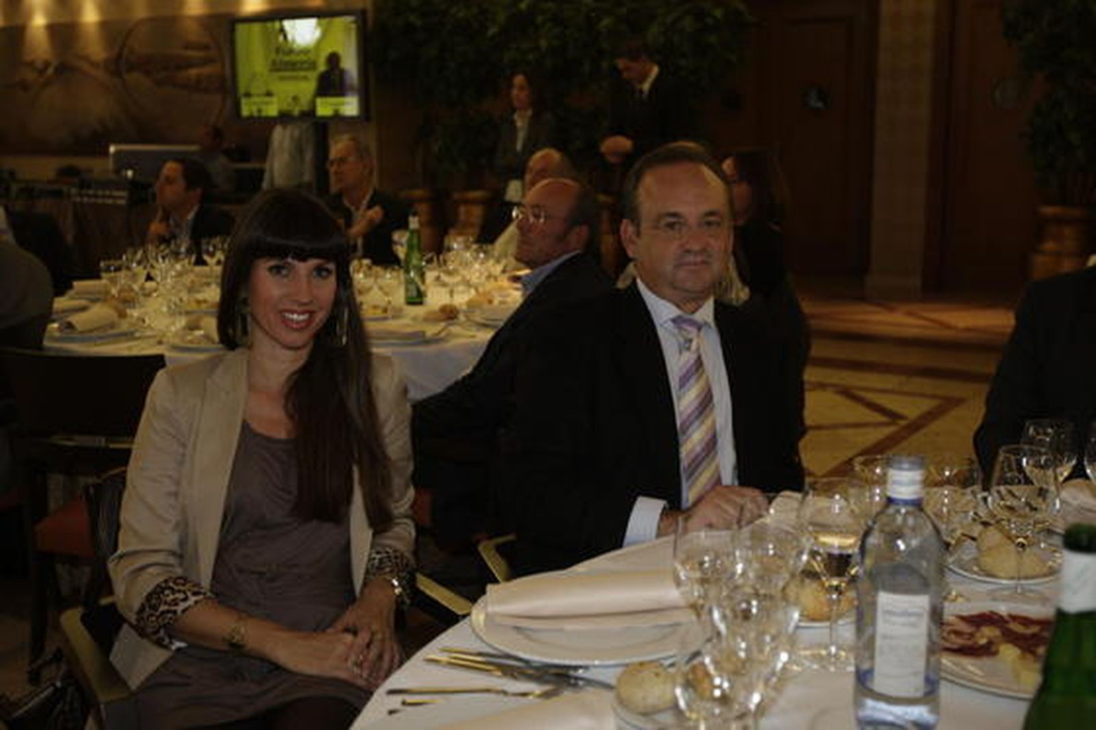 Rosalía Navarro, dueña de Navarro Pasarela, junto a Benjamín Hernández Montanari, crítico taurino del Diario de Almería.

Foto: Fran Leonardo
