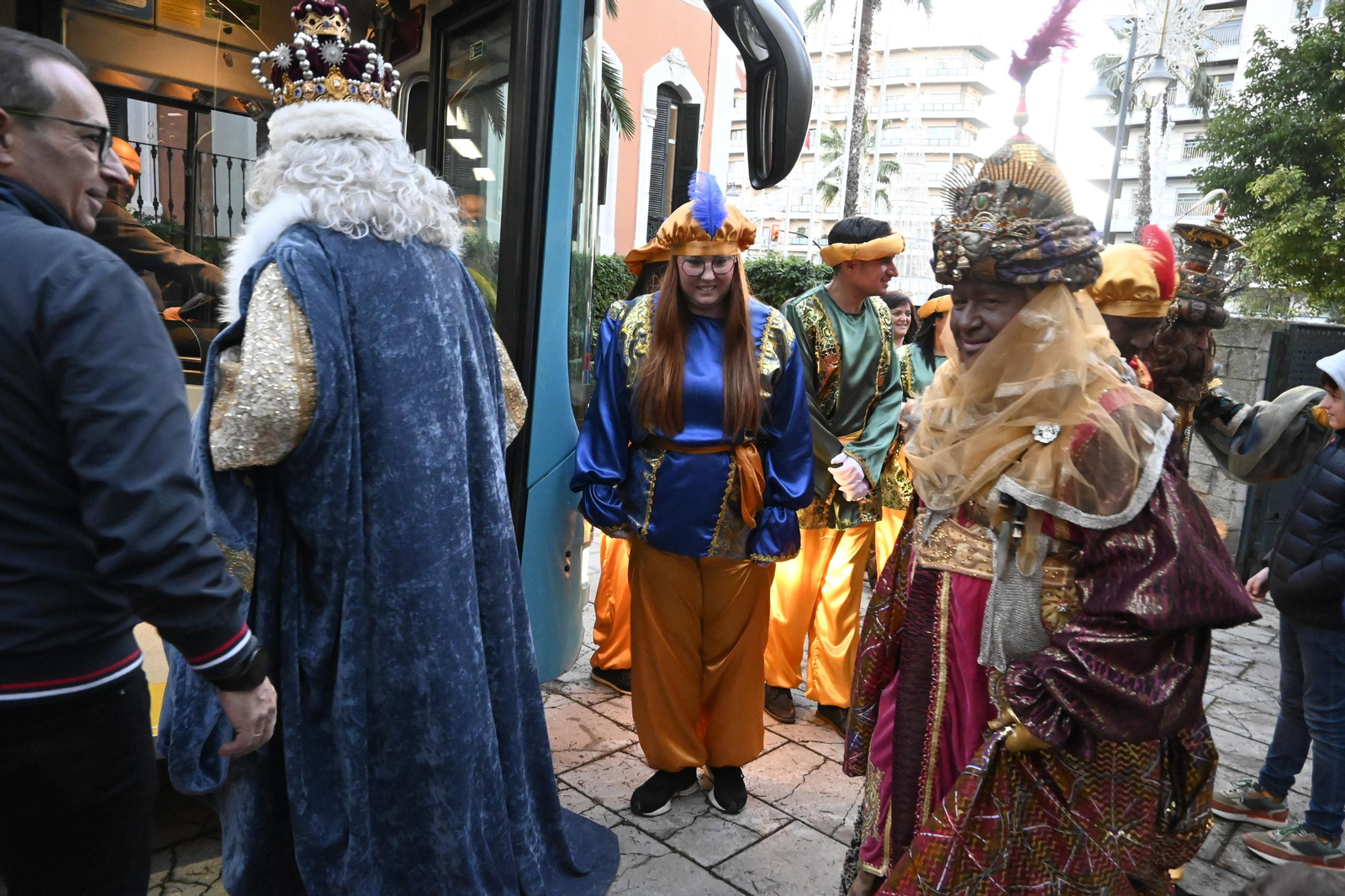 Visita de los Reyes Magos a los ancianos de los asilos de Huelva, en imágenes
