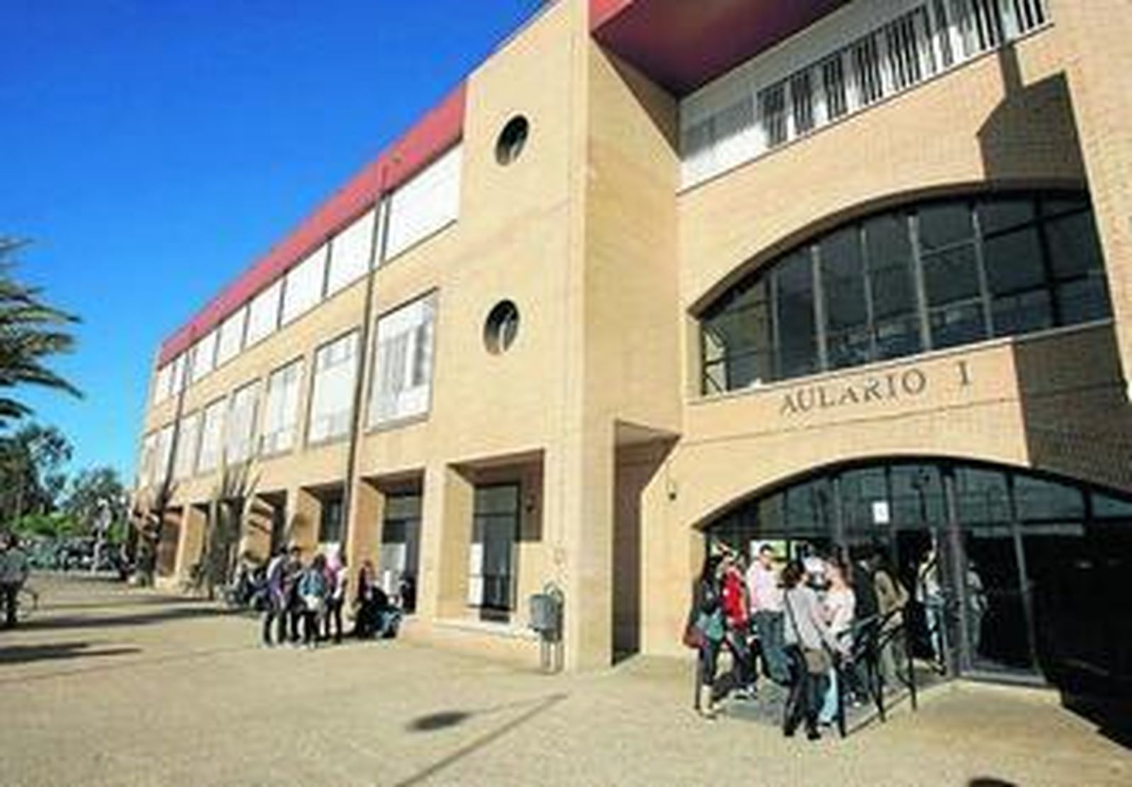 Alumnos de la Universidad de Almería entrando al Aulario I.