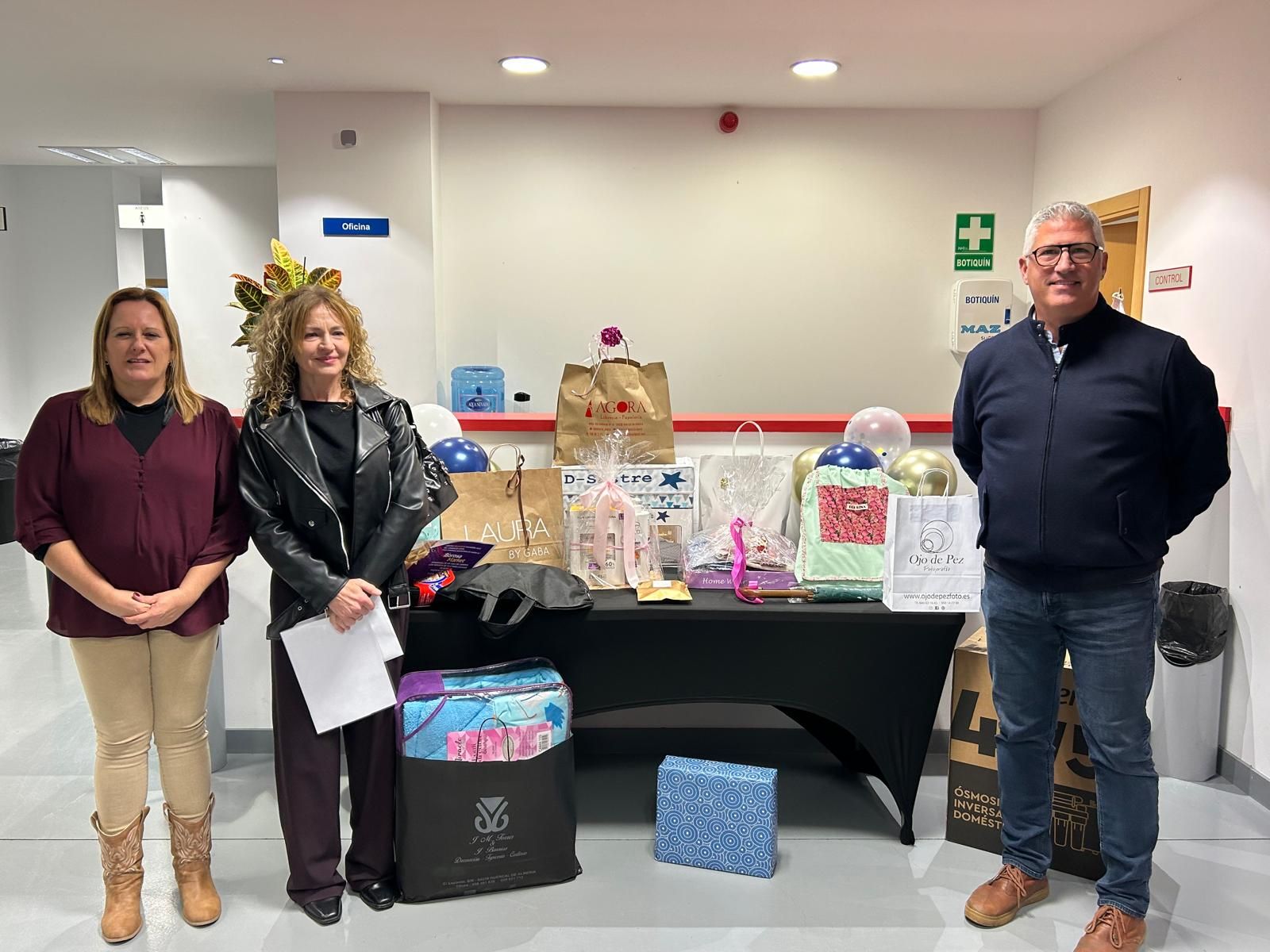 La ganadora recoge la cesta navideña.