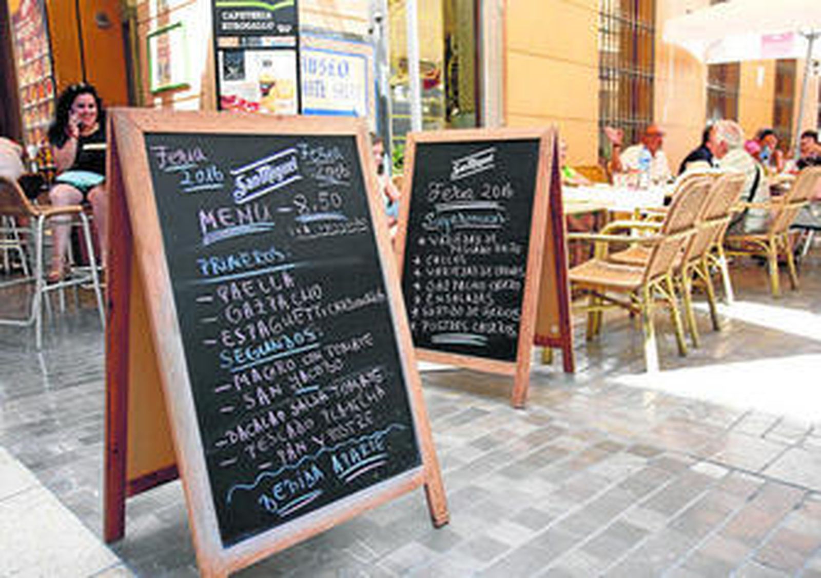 El cártel de un restaurante con los precios de los platos.