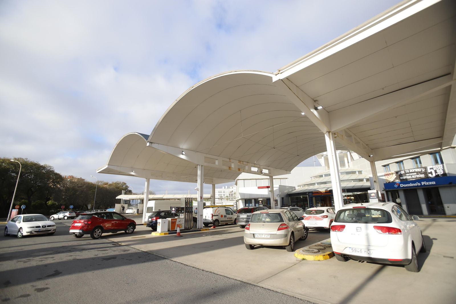 Imágenes de las gasolineras con el descuento de 20 céntimos del Gobierno en el combustible