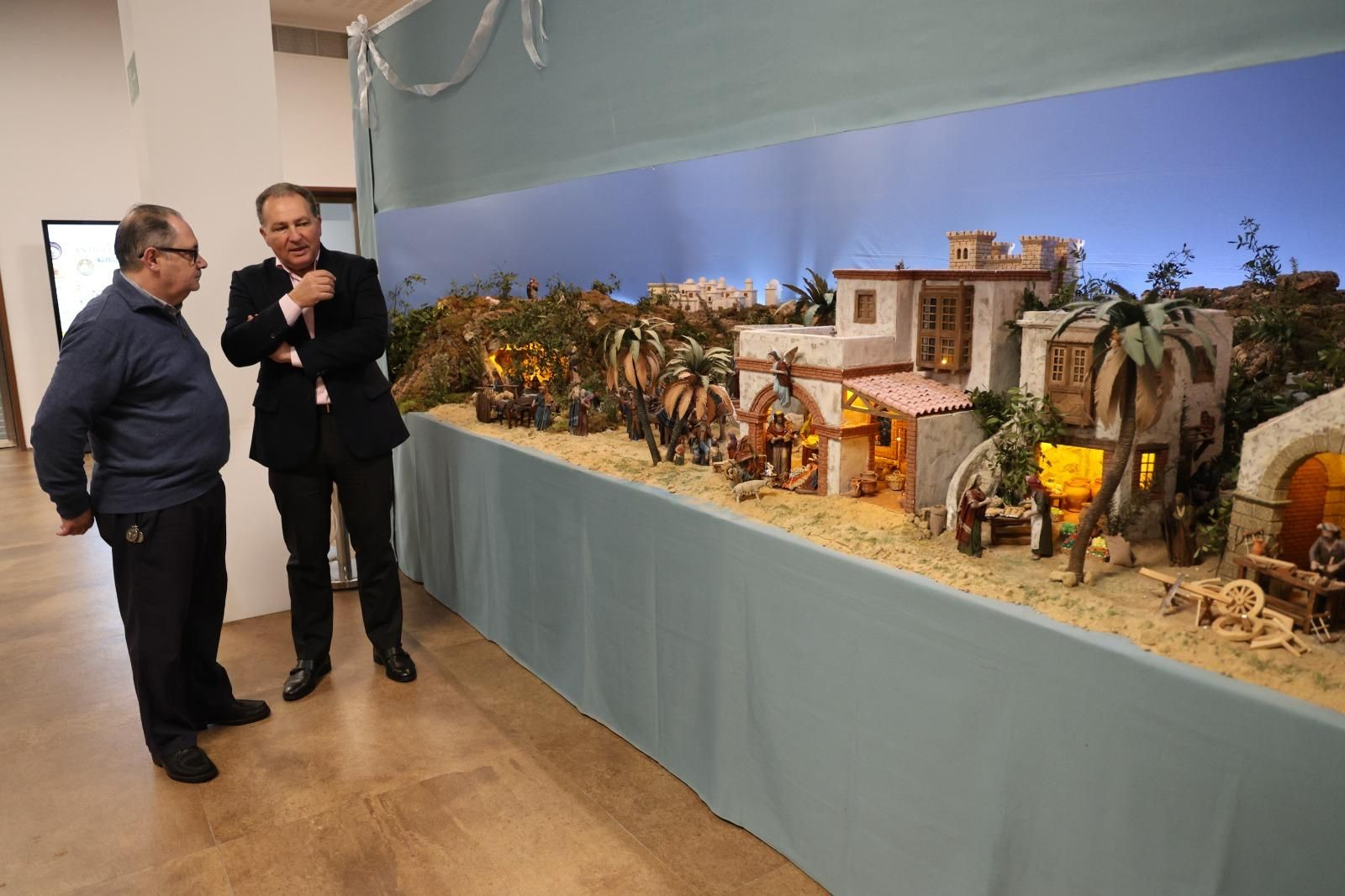El presidente de la Diputación, David Toscano, junto al autor del Belén, Camilo Romero.