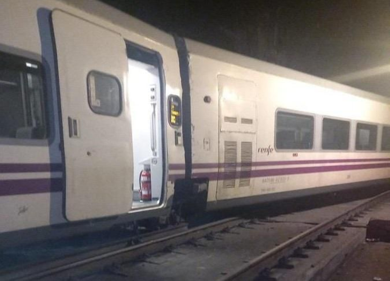 Tren descarrilado en el andén de Atocha.