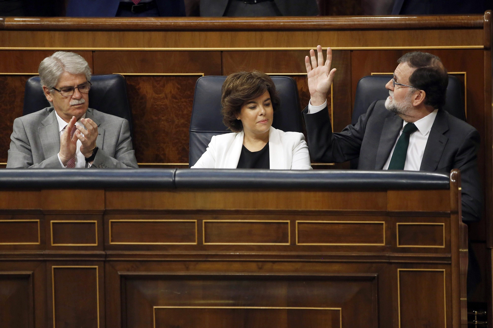 Rajoy saluda a la bancada popular.