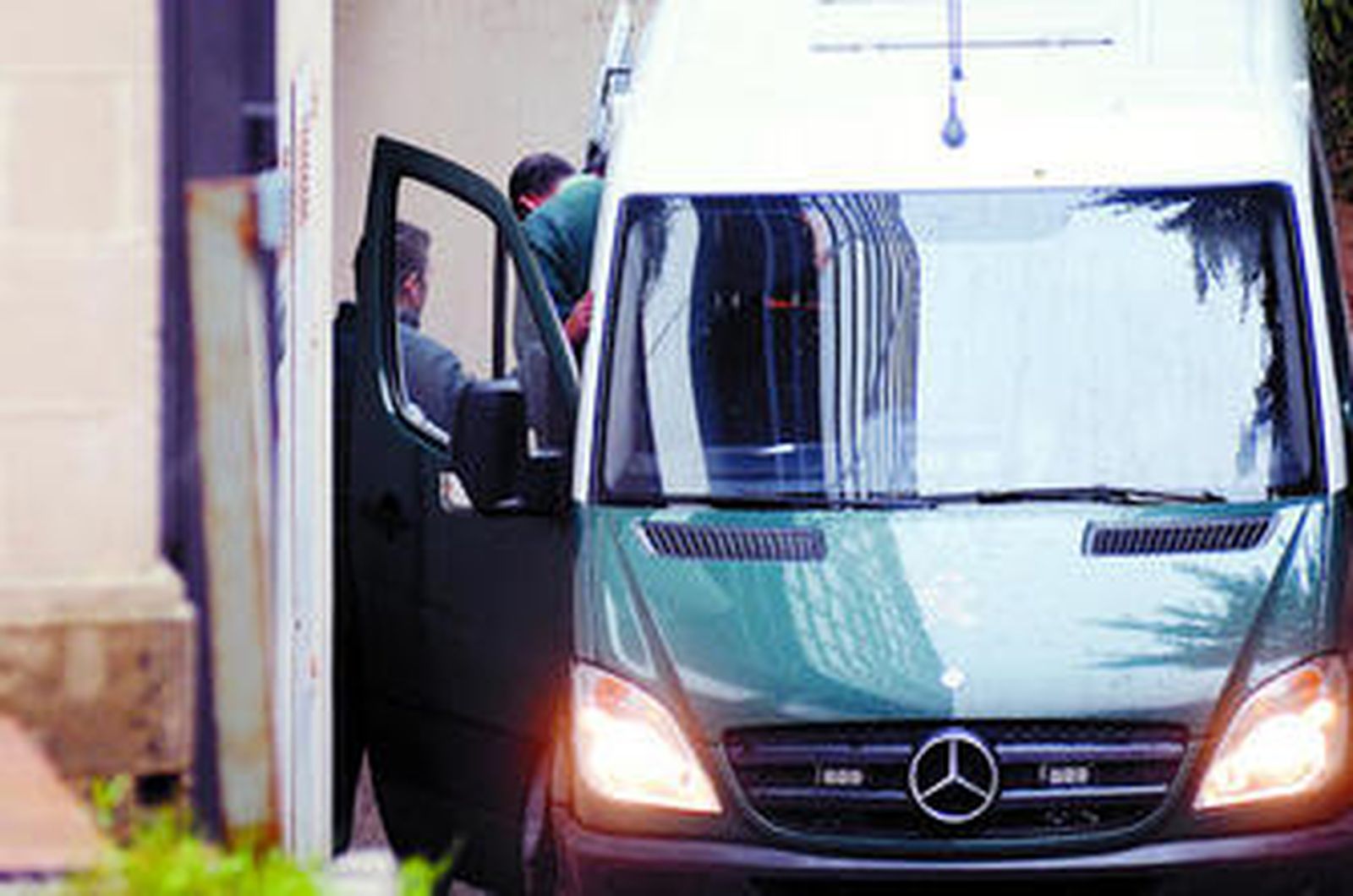 Imagen del traslado del menor al edificio de la Audiencia en el mes de enero pasado.