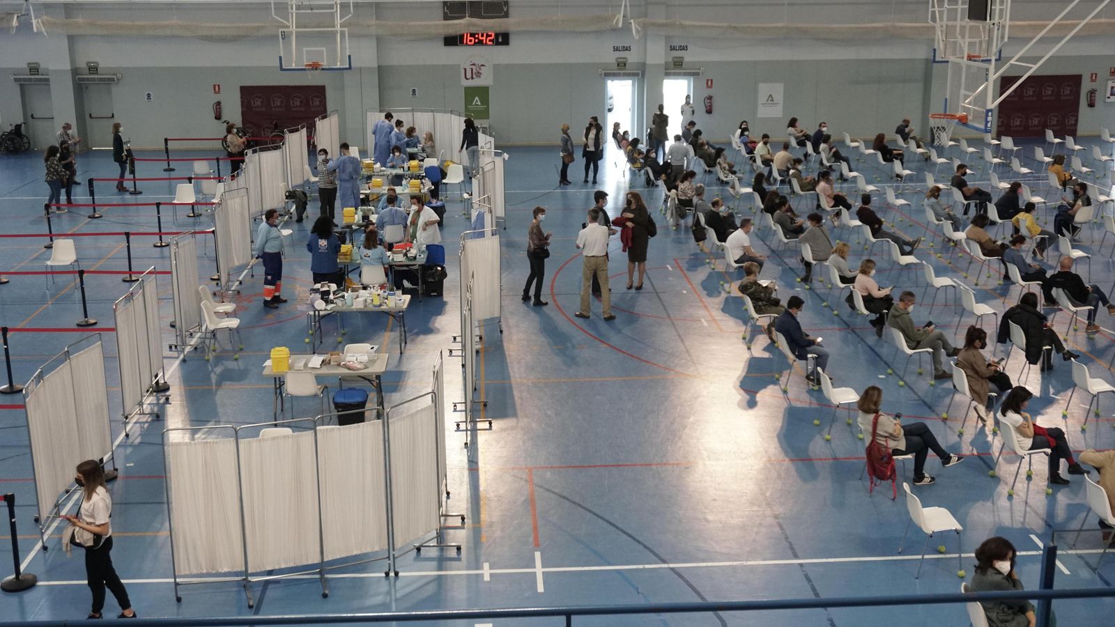 El pabellón deportivo de la US en Los Bermejales se convirtió en el primer vacunódromo de Sevilla.