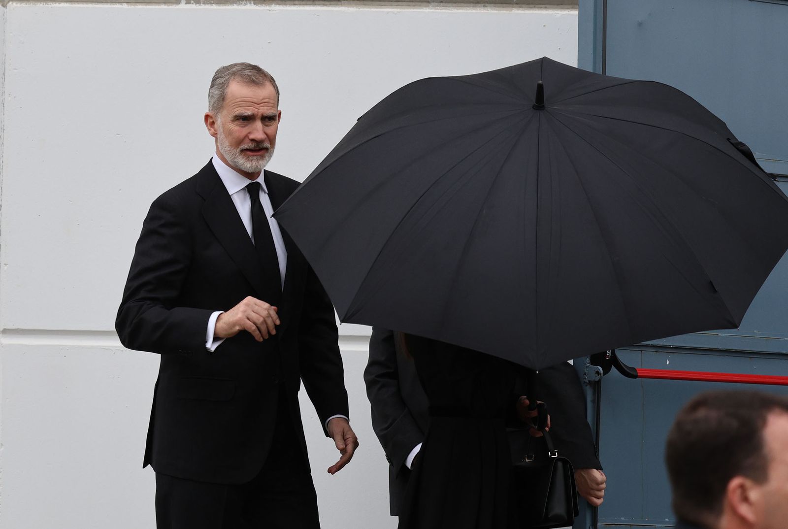 Fotografías de la llegada de los reyes Felipe VI y Doña Letizia al funeral por las víctimas de Adamuz en Huelva