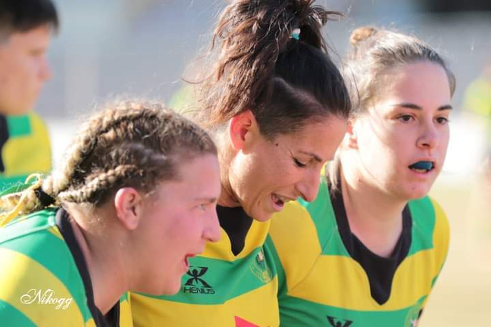 Las chicas de la primera línea concentradas antes de la entrada en la melé.