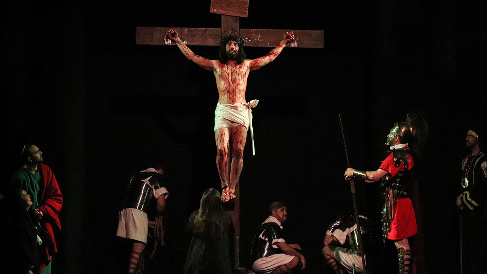 Momento en que Cristo es enclavado en la cruz