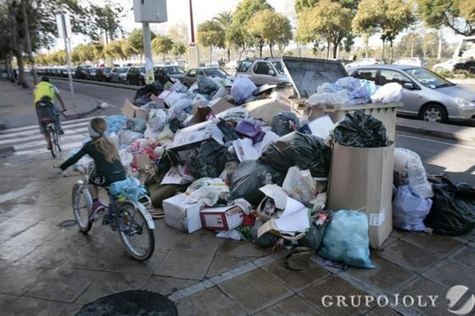 Montañas de basura se acumulan por las calles de Sevilla.

Foto: Juan Carlos Muñoz