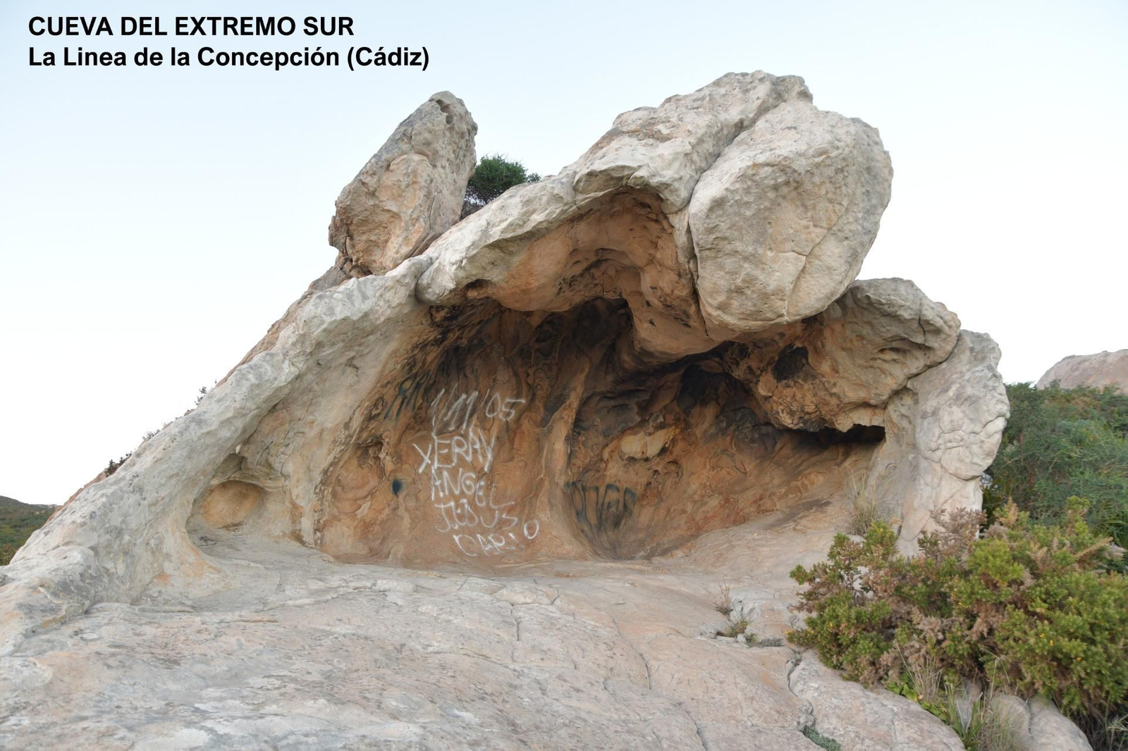 Vista frontal de la Cueva del Extremo Sur.