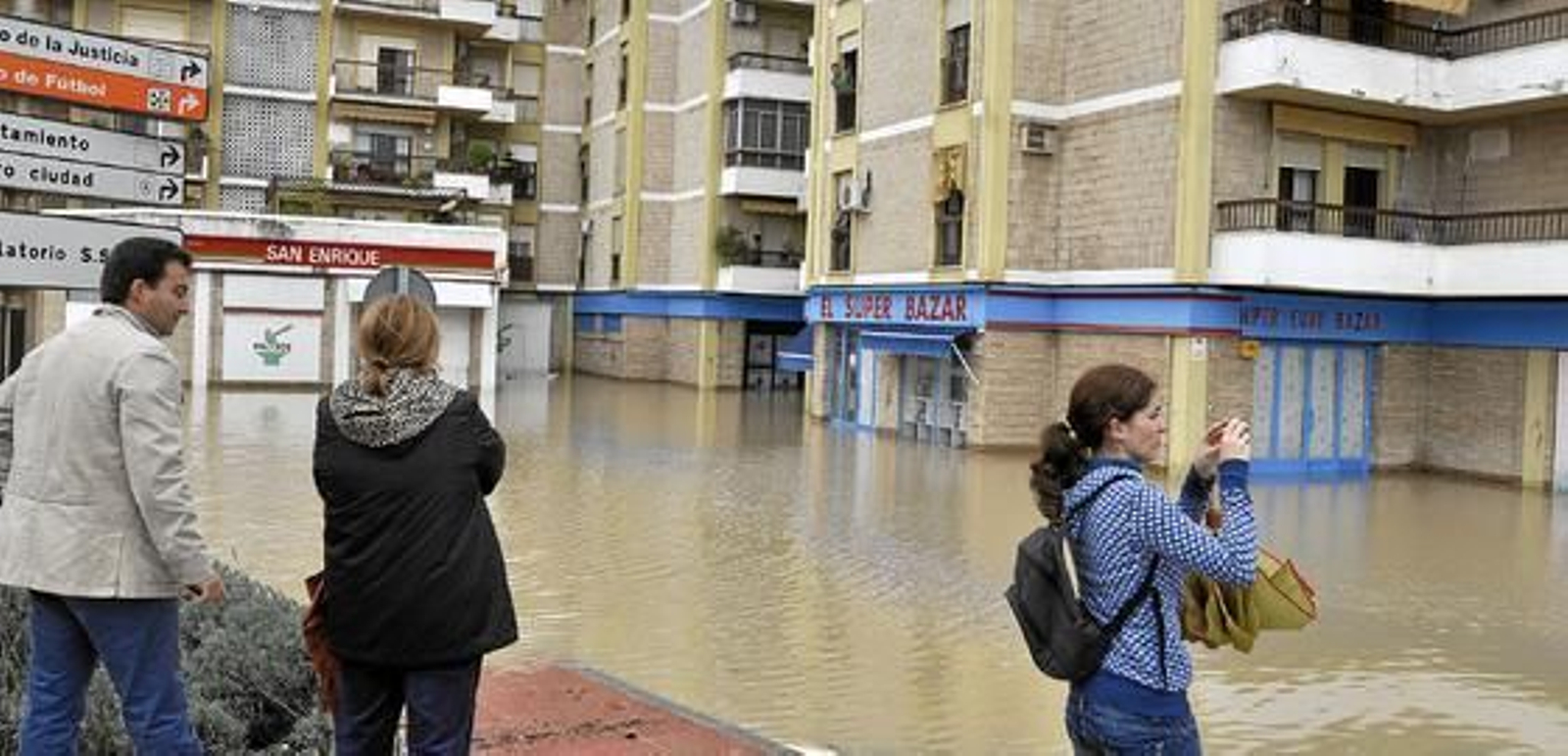 Los vecinos observan sorprendidos las consecuencias de las lluvias. 

Foto: Manuel Gómez