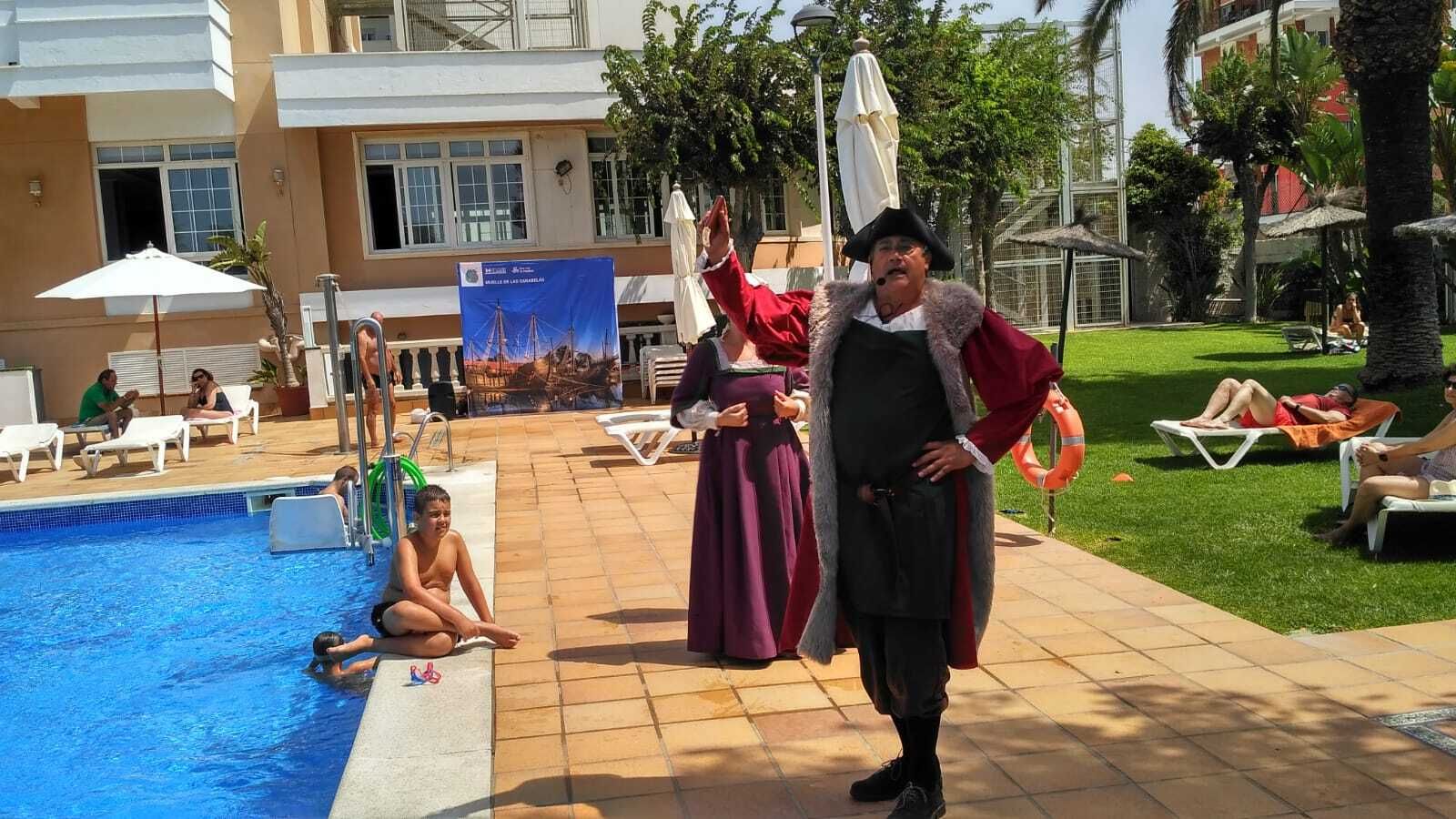 Un actor caracterizado como Colón, durante la acción promocional en un hotel de la provincia.