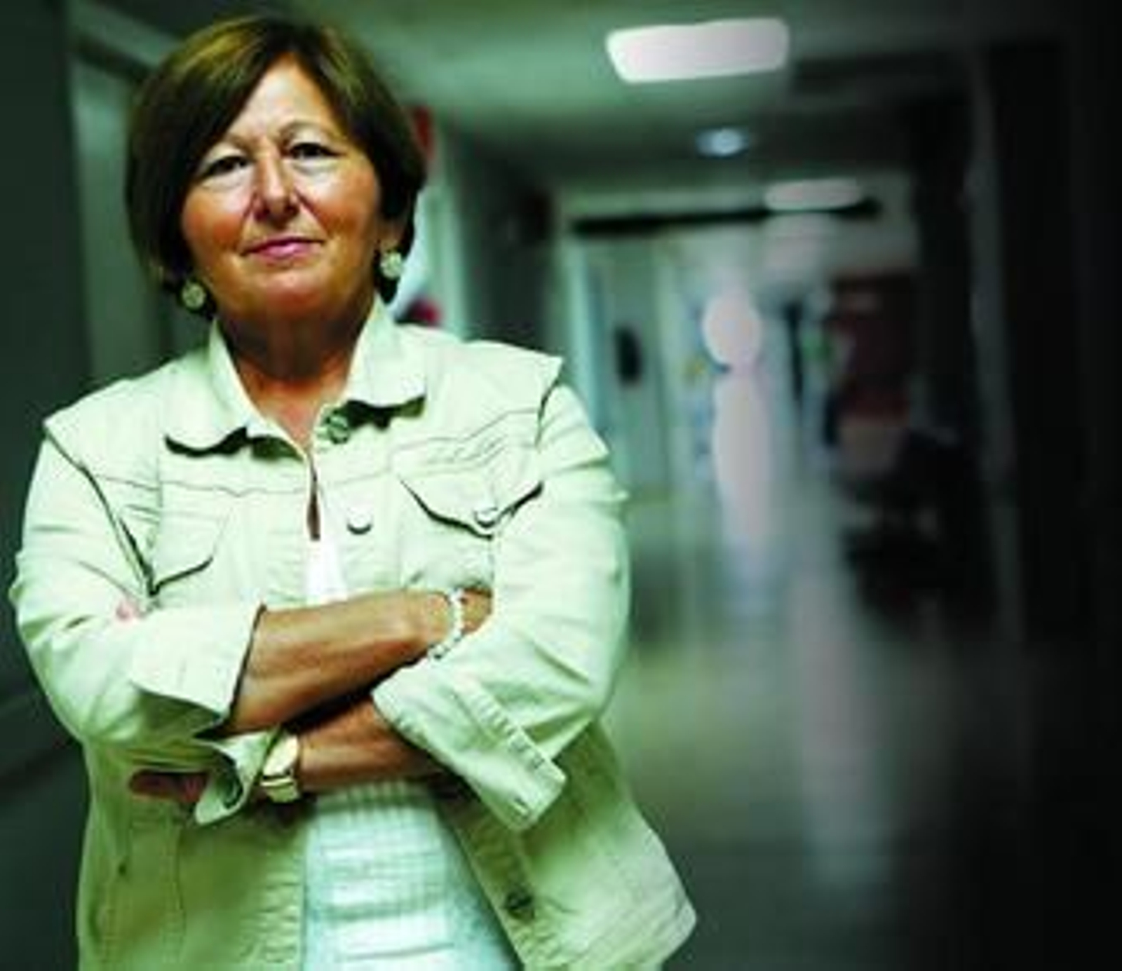 Remedios López Cuadrado, en uno de los pasillos de la Unidad de Patología Mamaria del Hospital Puerta del Mar.