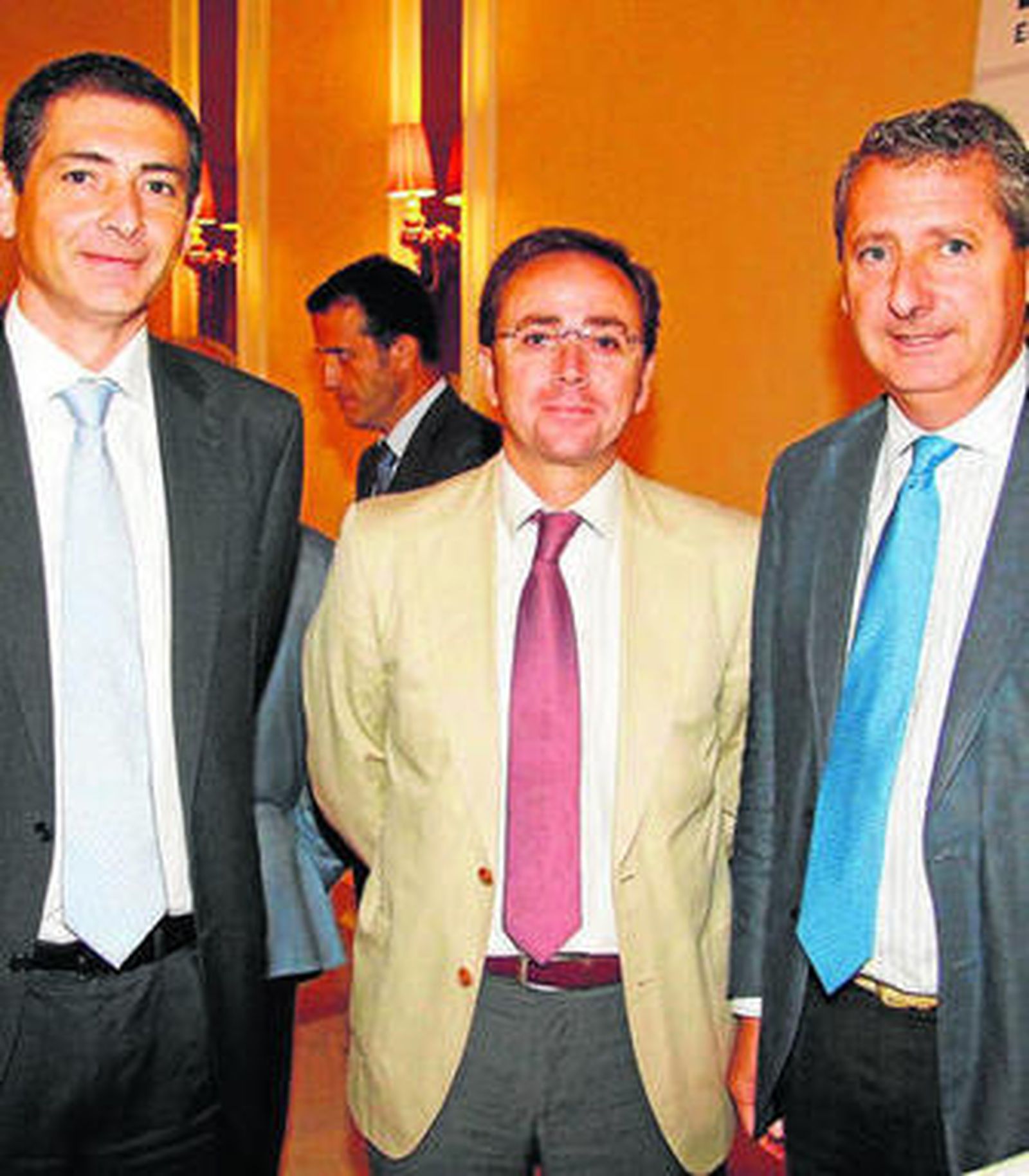 Ramiro Angulo, gerente de Emasagra; Antonio Milla, director general de Aquagest Andalucía; y Jesús Maza, consejero delegado de Emasesa.
