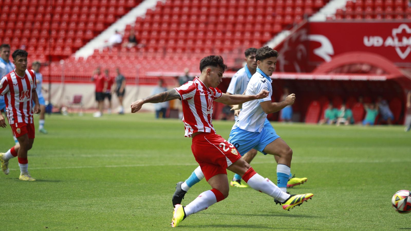 El centrocampista busca el disparo en el partido de ida frente al Atlético Malagueño. El centrocampista busca el disparo en el partido de ida frente al Atlético Malagueño.