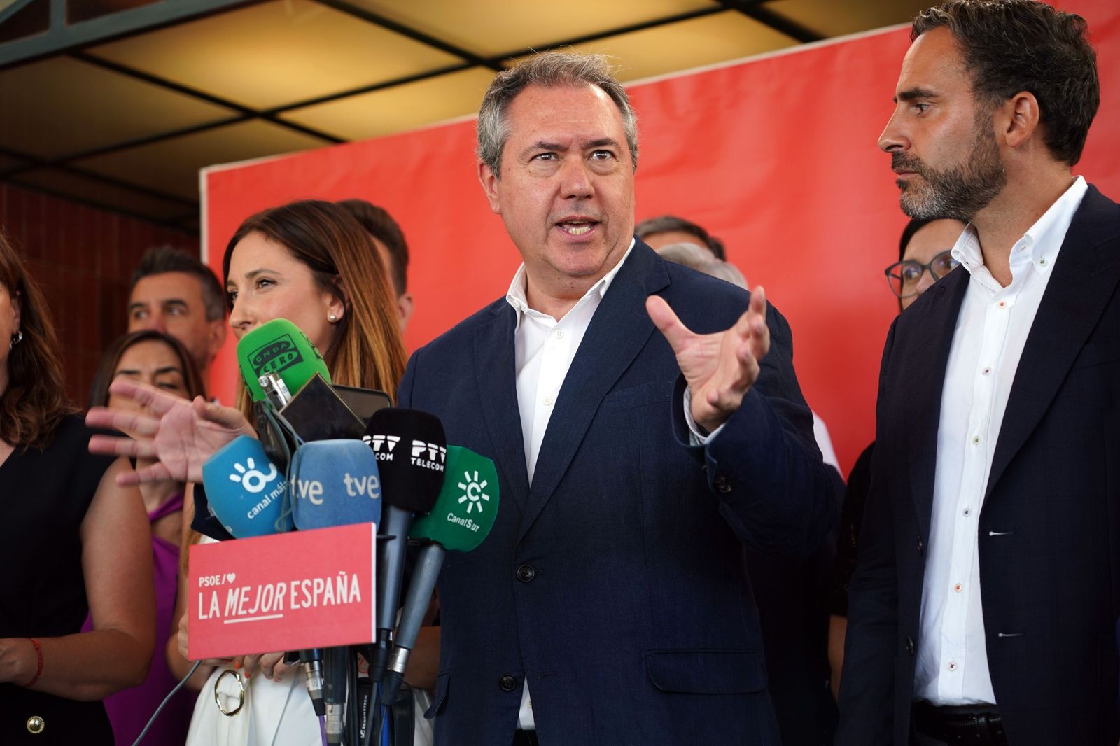 El secretario general del PSOE-A, Juan Espadas, en un acto con los candidatos por Málaga.