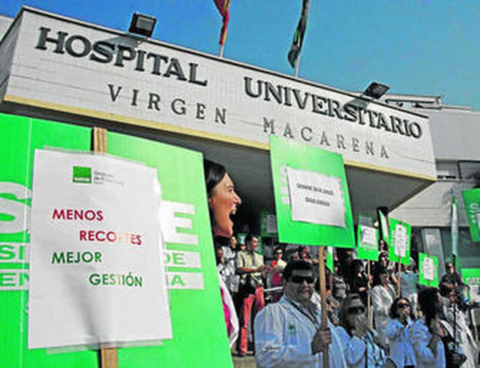 Personal de Enfermería protesta contra los presuntos recortes y exige soluciones en el Macarena.
