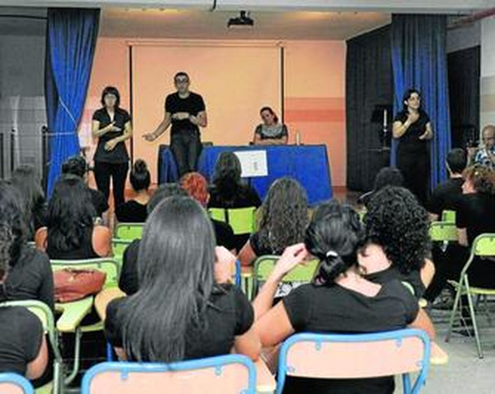 Juan Carlos Pedraza interviene en la jornada del IES La Orden y es interpretado.