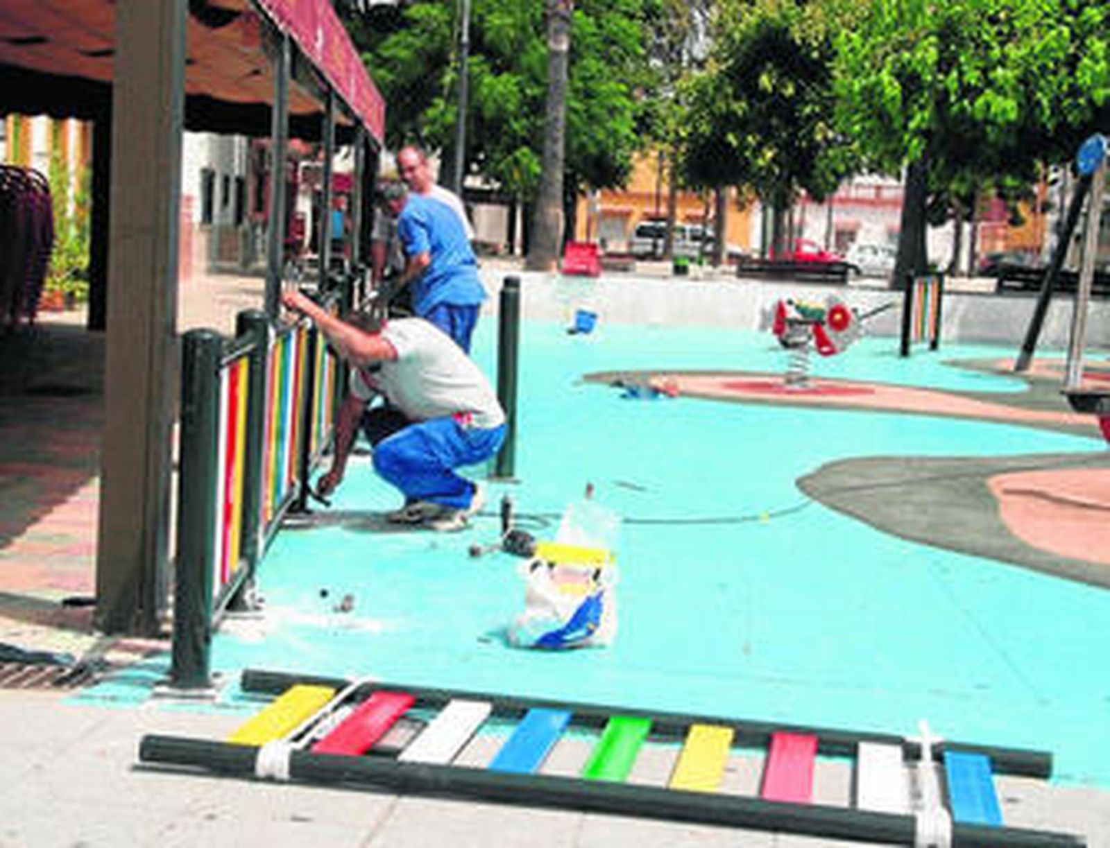 Varios trabajadores finalizan los trabajos del vallado del parque, ayer.