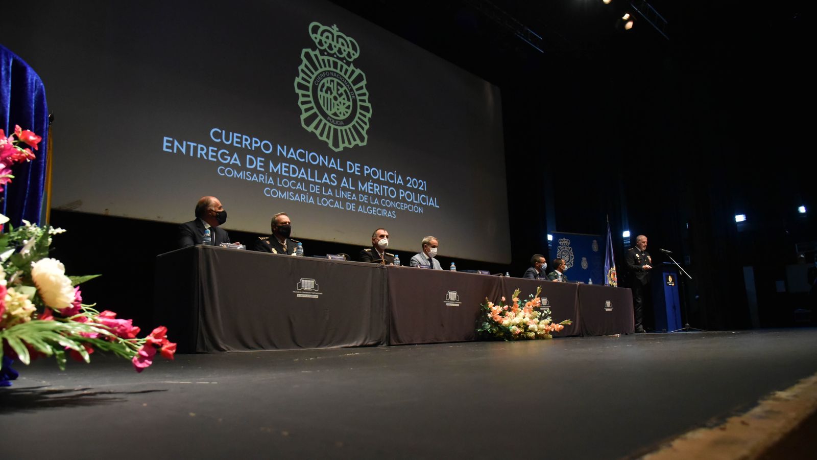 Las fotos de la entrega de medallas por el Dia de la Policía Nacional