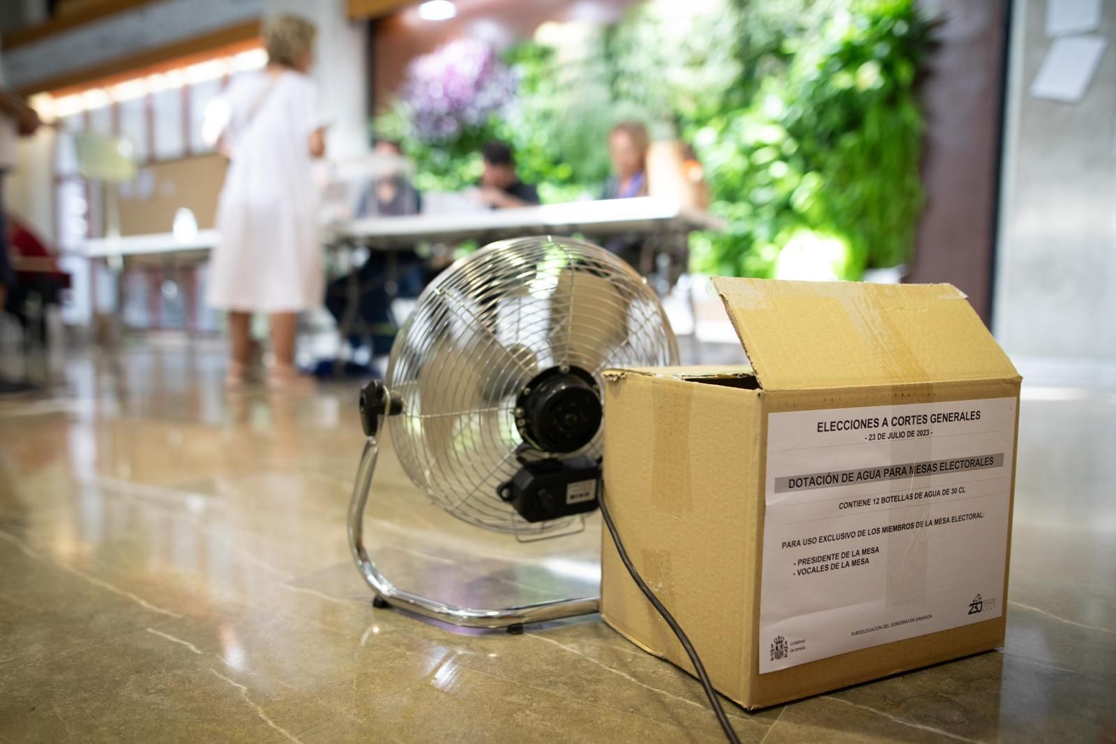 Fotos: Así están siendo las colas en los colegios electorales de Granada