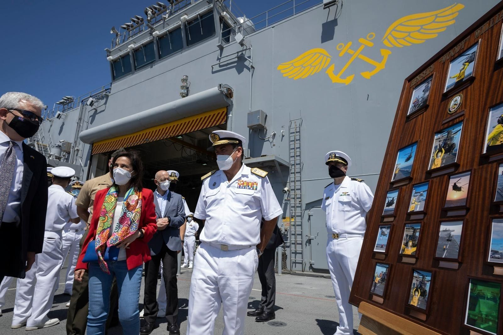 Visita de la Ministra de Defensa a Rota: el USS ‘Hershel Woody Williams’ y en Centro de Supervivencia de la Armada