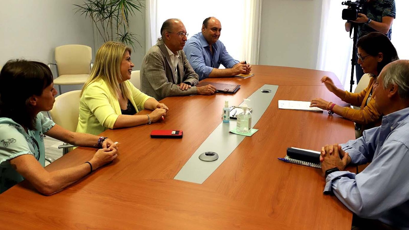 Un instante de la firma de la venta de los terrenos municipales.